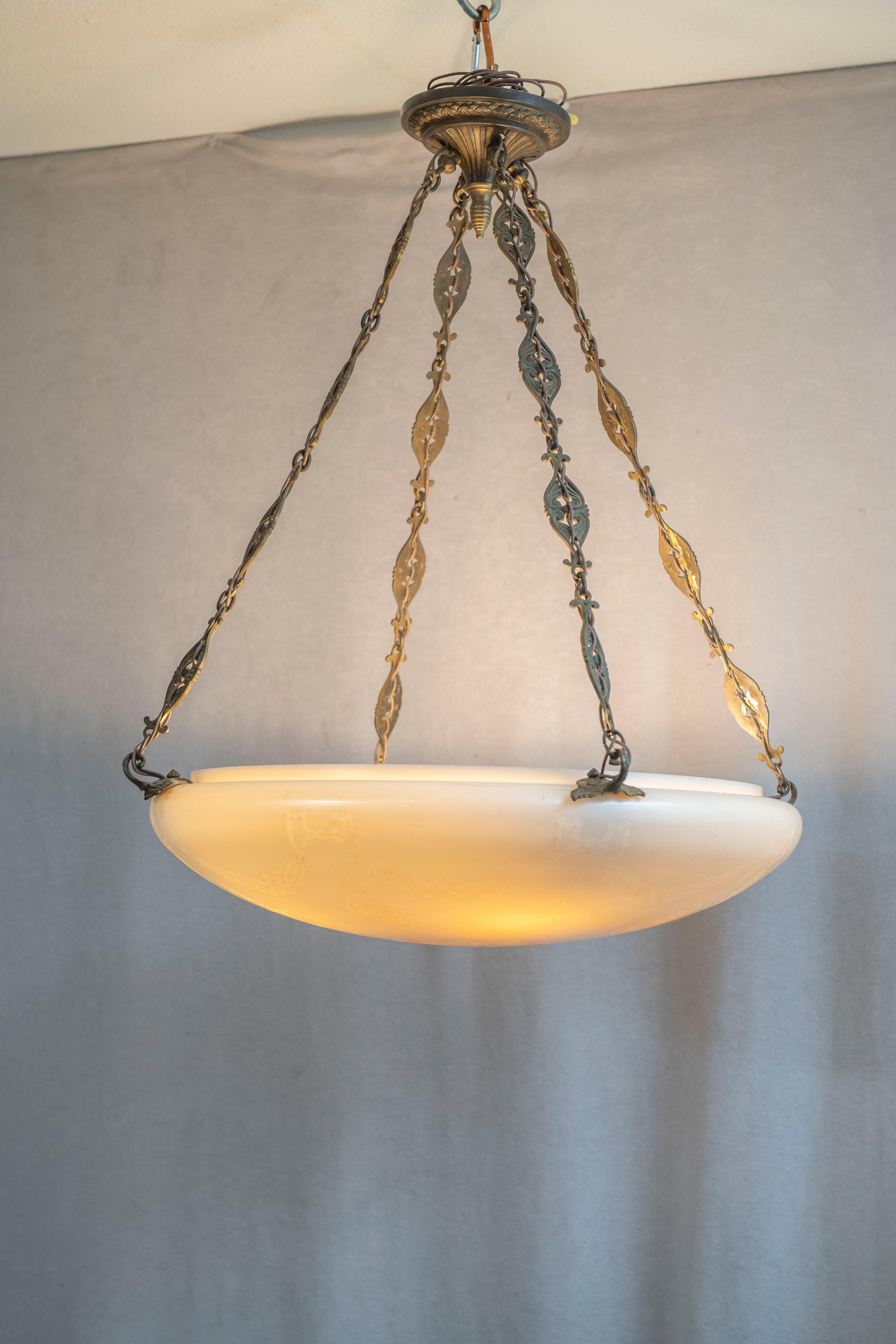 Edoardiano Grande pendente da soffitto in calcite soffiata a mano e Steuben con hardware originale, 1915 ca. in vendita