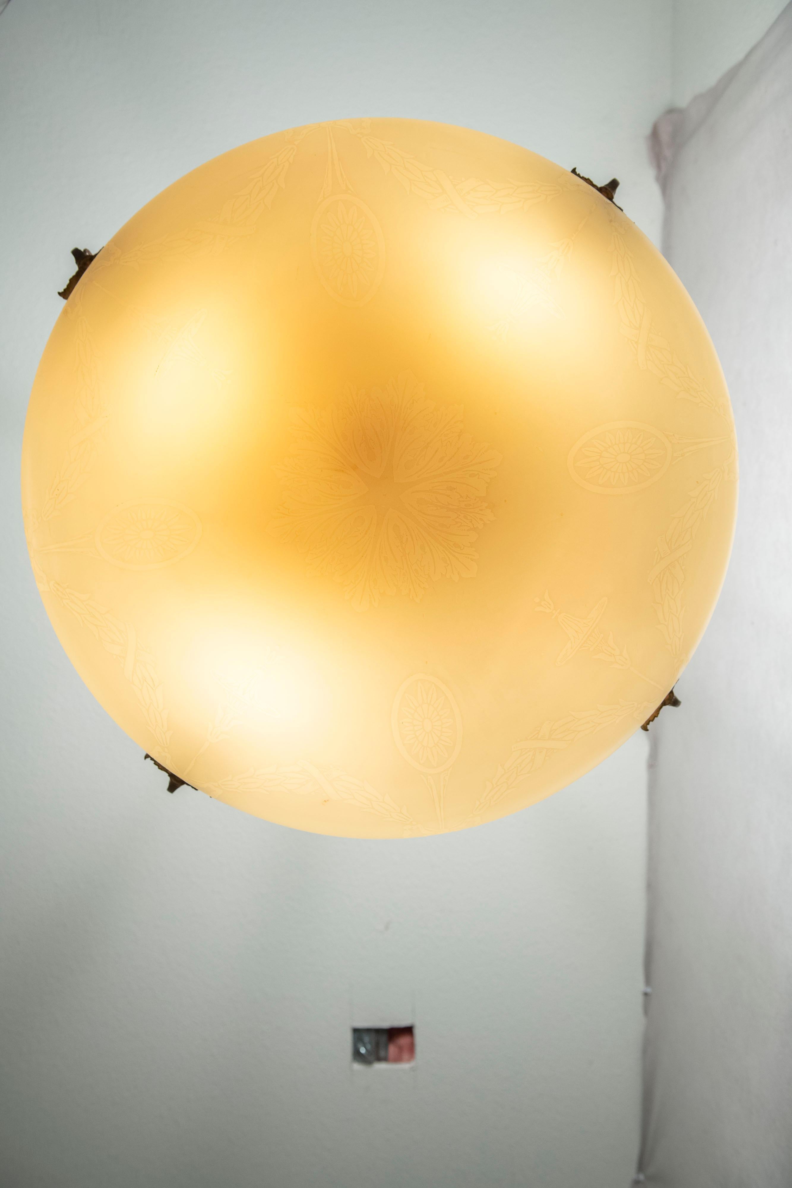 Americano Grande pendente da soffitto in calcite soffiata a mano e Steuben con hardware originale, 1915 ca. in vendita