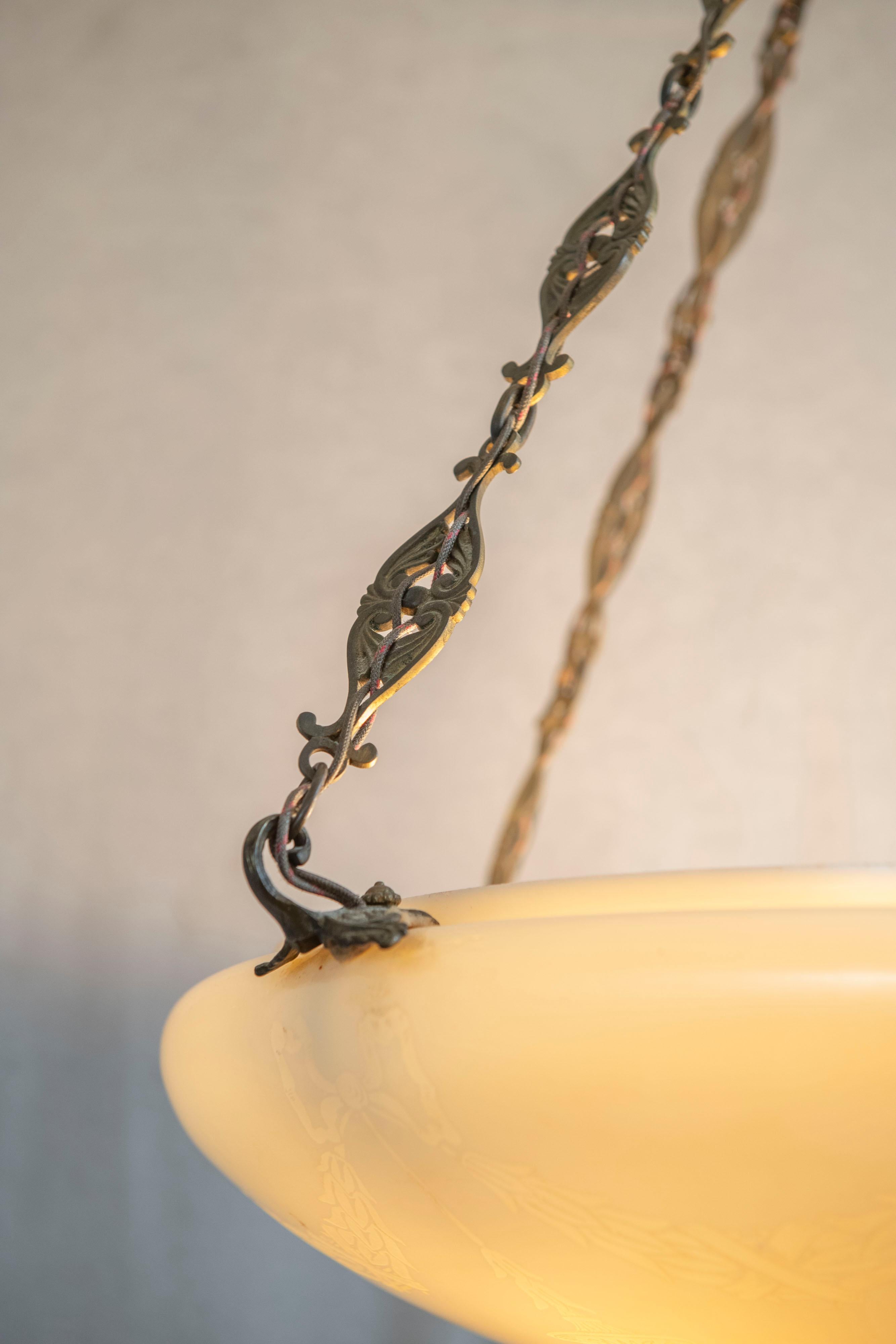 Grande pendente da soffitto in calcite soffiata a mano e Steuben con hardware originale, 1915 ca. In condizioni ottime in vendita a Petaluma, CA