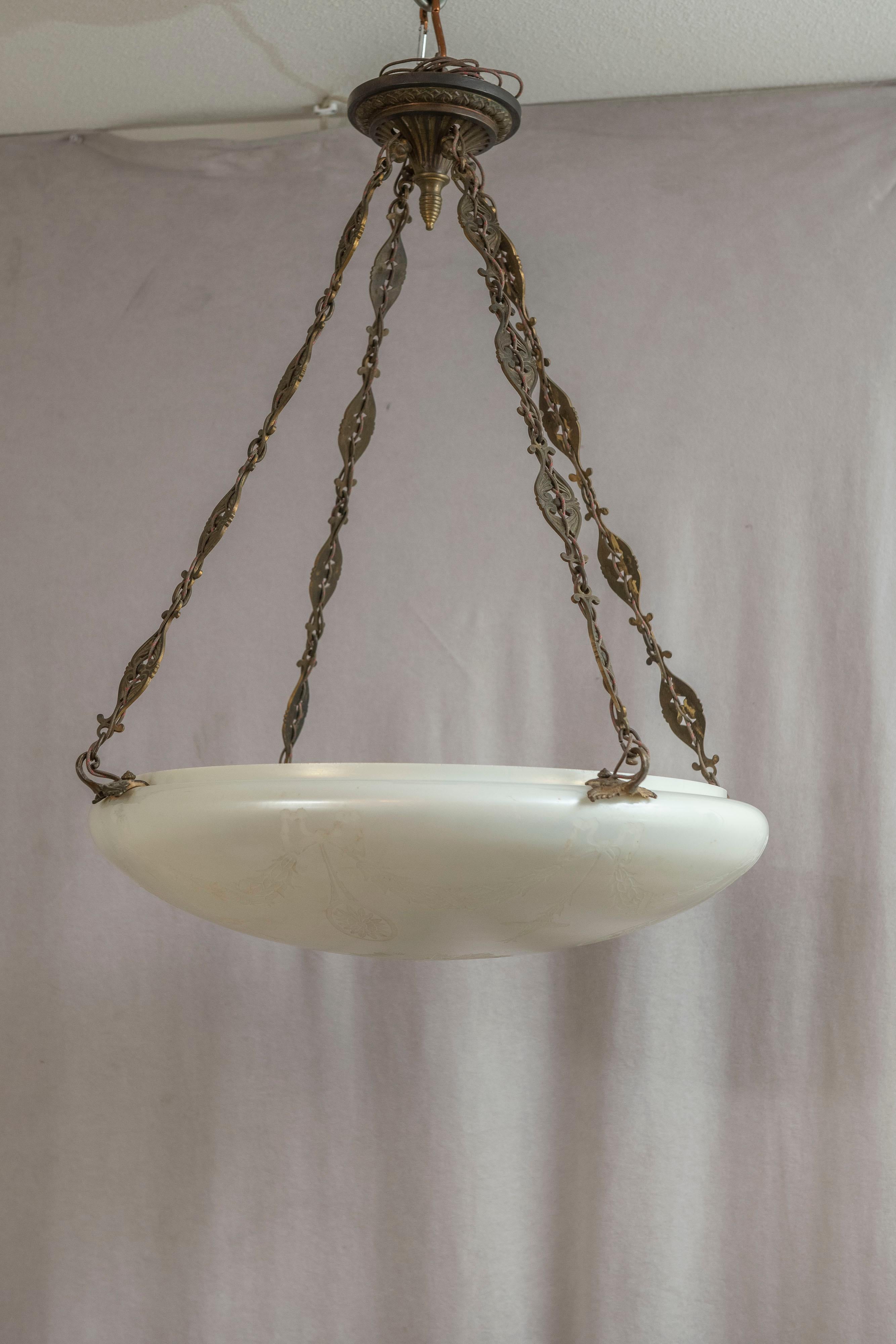 Bronzo Grande pendente da soffitto in calcite soffiata a mano e Steuben con hardware originale, 1915 ca. in vendita