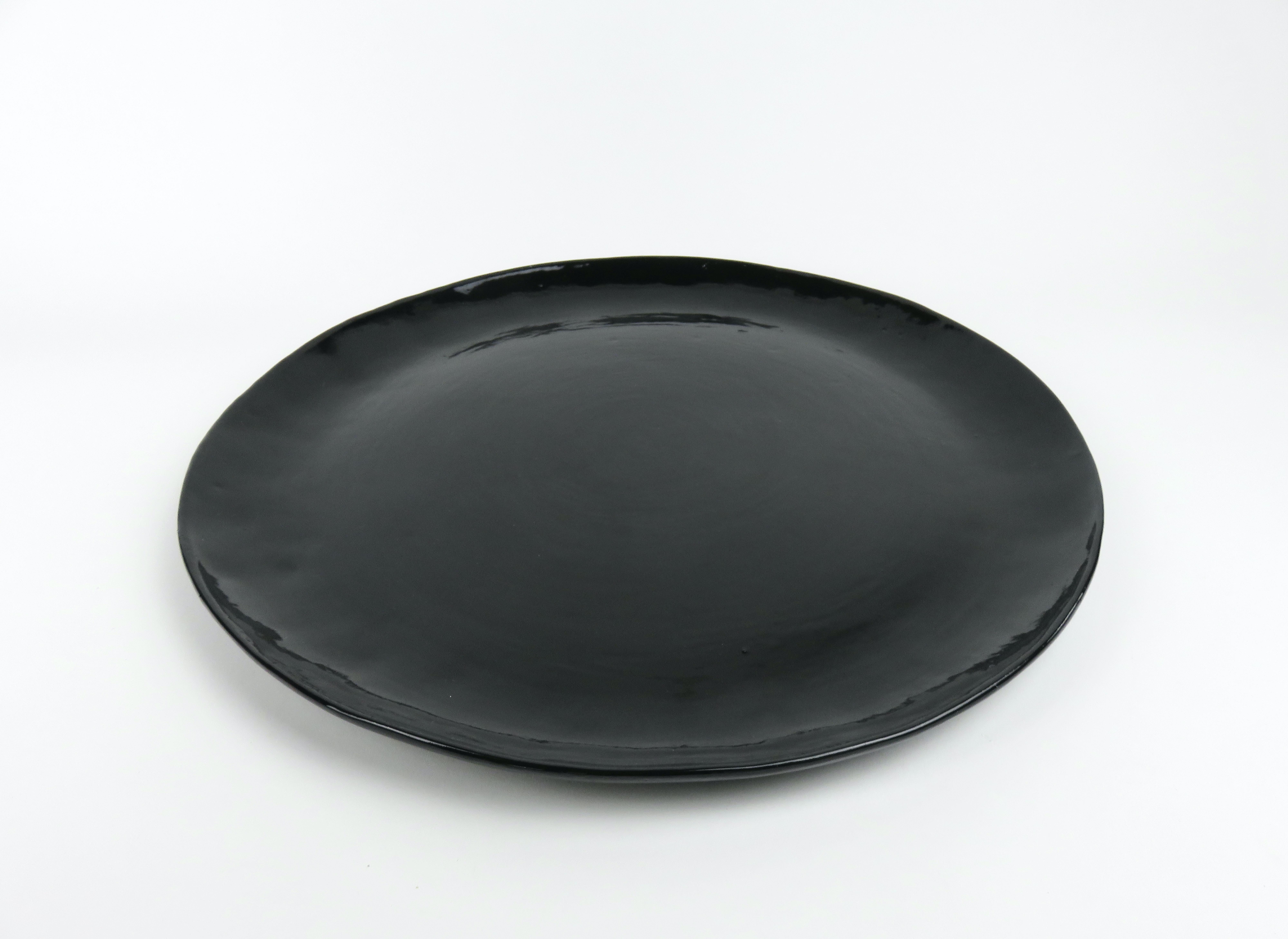 Bandeja grande de cerámica hecha a mano con esmalte negro brillante Moderno orgánico en venta