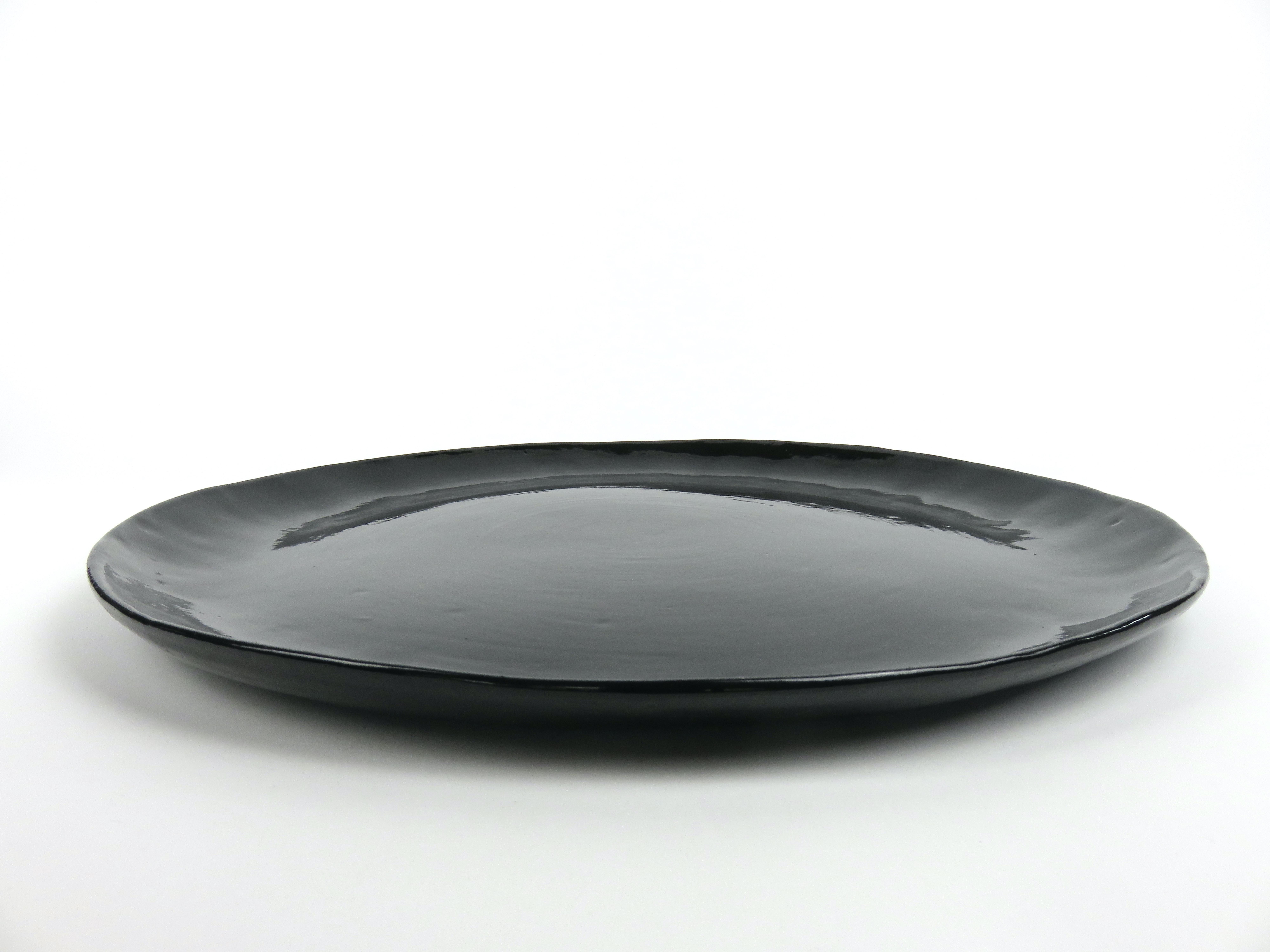 Bandeja grande de cerámica hecha a mano con esmalte negro brillante en Nuevo estado para la venta en New York, NY