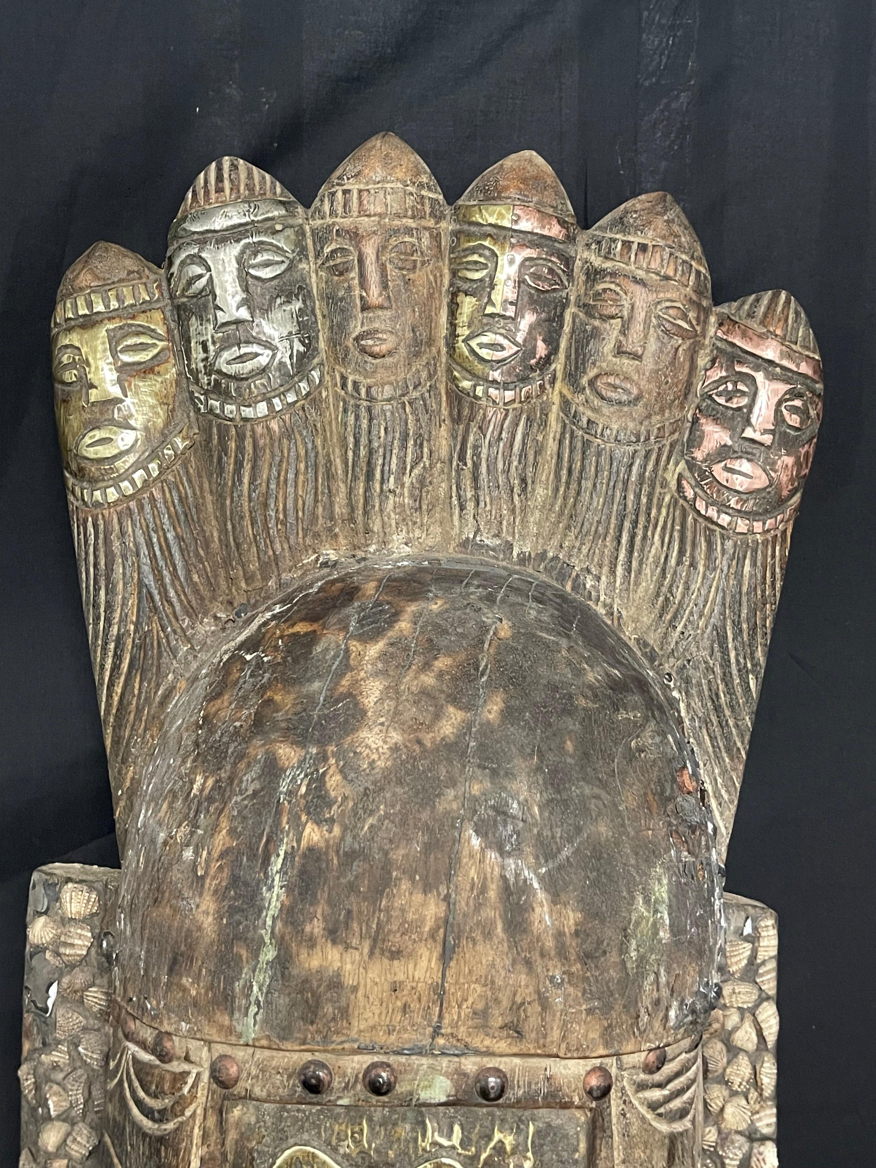 Máscaras tribales grandes de teca africana talladas a mano Tallado en venta