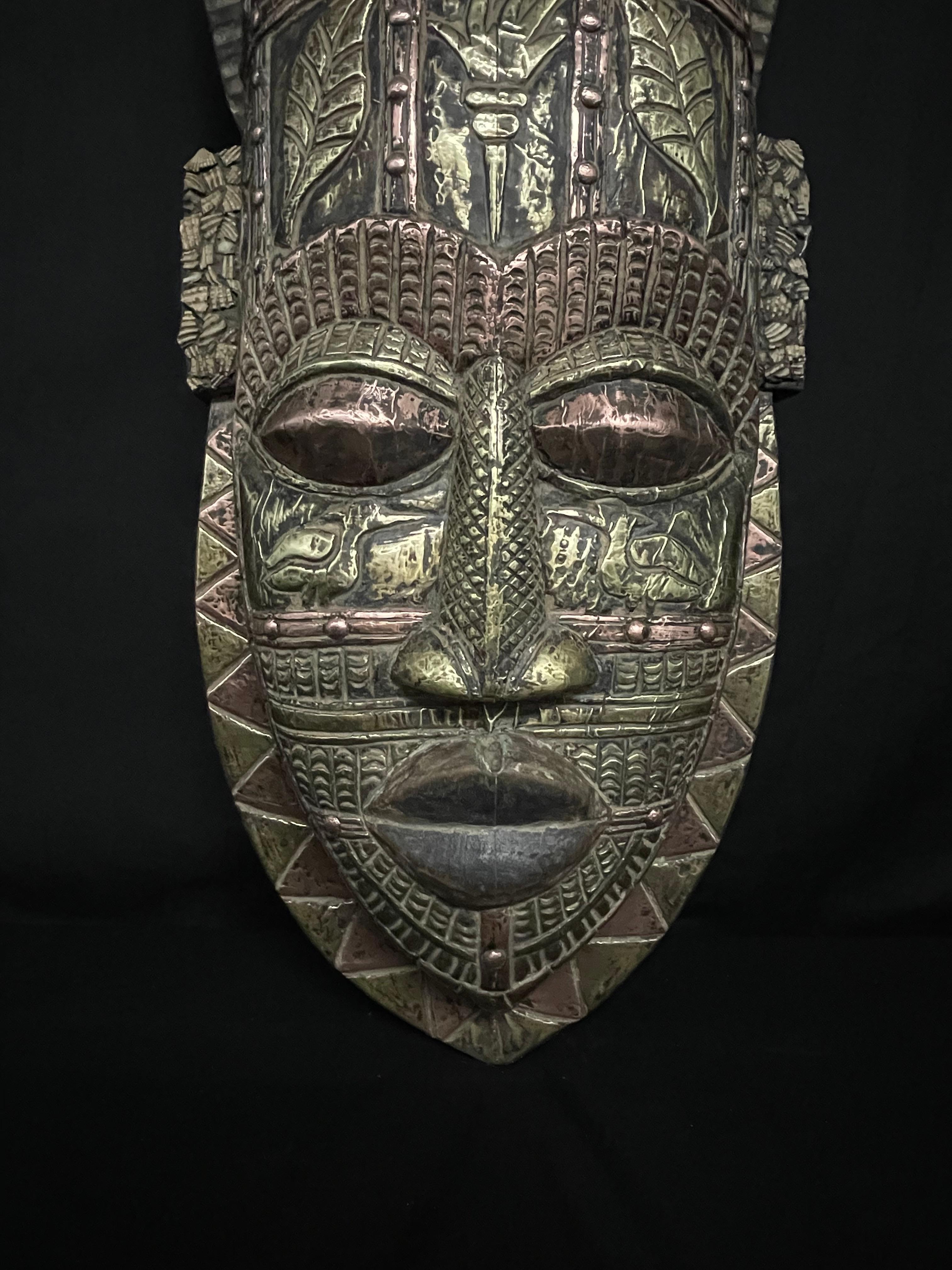 Grandes Máscaras Tribales Africanas de Teca Talladas a Mano siglo XX en venta