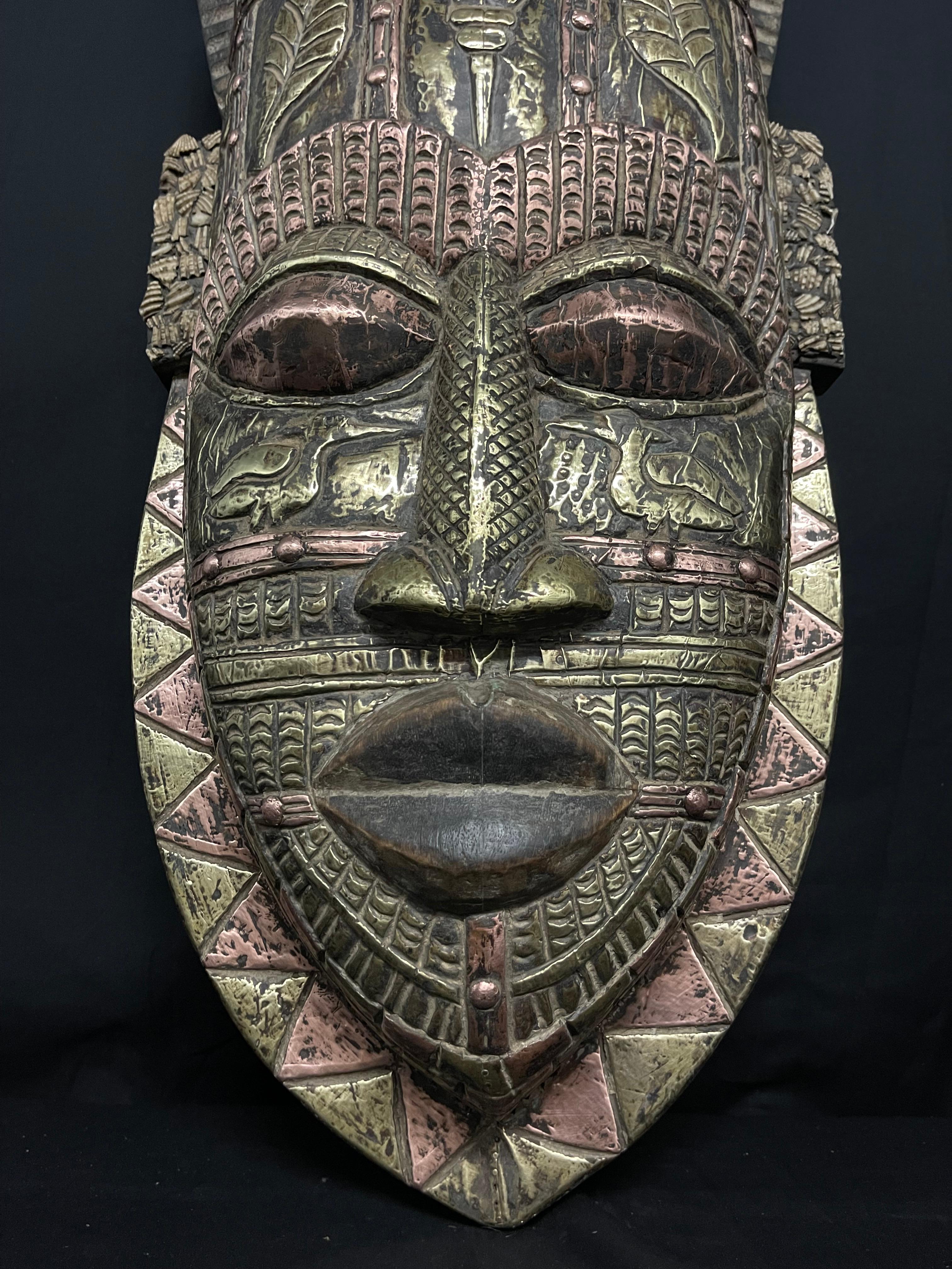 Grandes Máscaras Tribales Africanas de Teca Talladas a Mano en venta 1