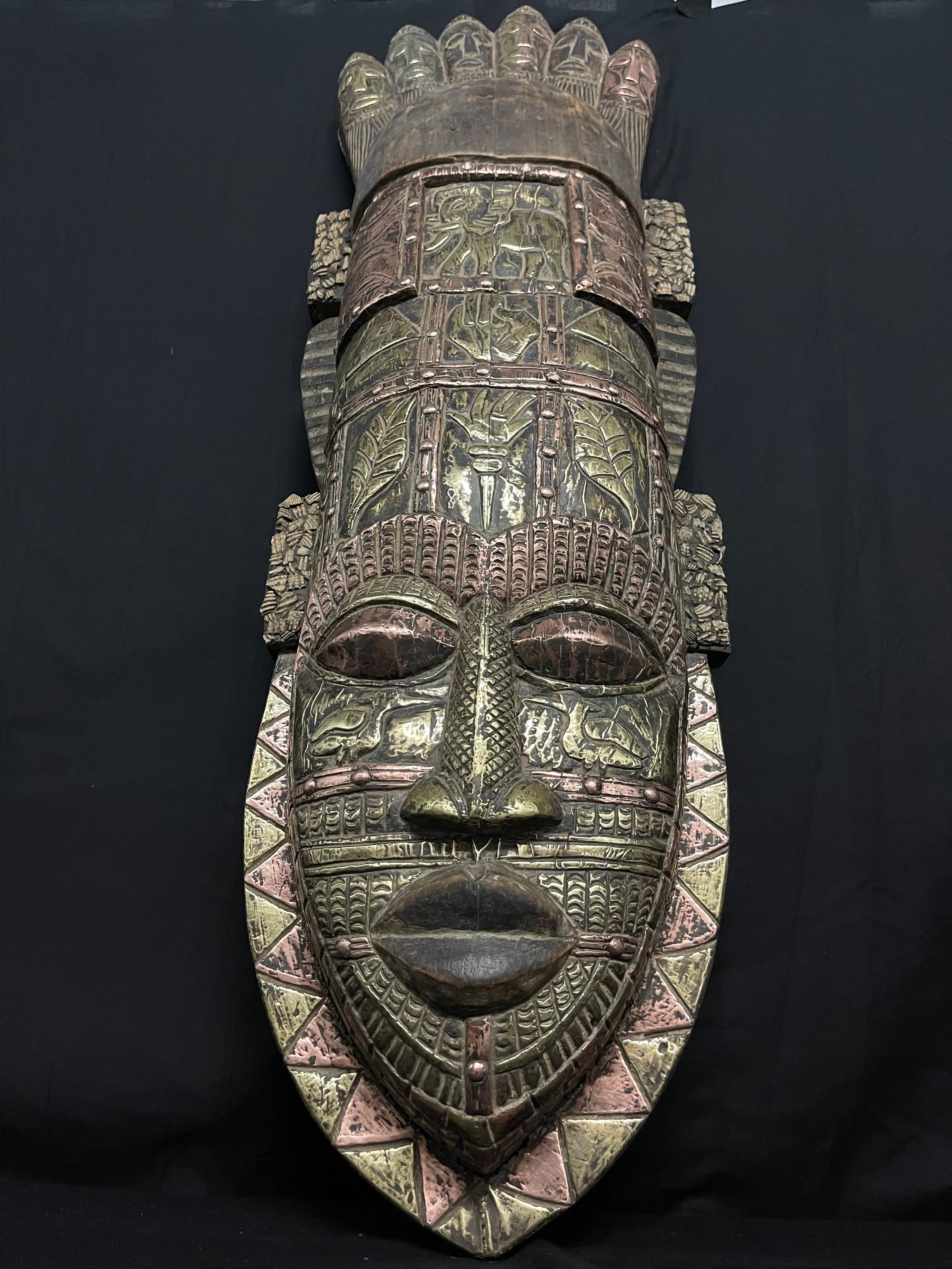Grandes Máscaras Tribales Africanas de Teca Talladas a Mano en venta 2