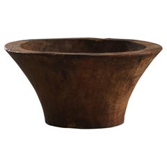 Grande ciotola africana in legno intagliata a mano, metà del XX secolo