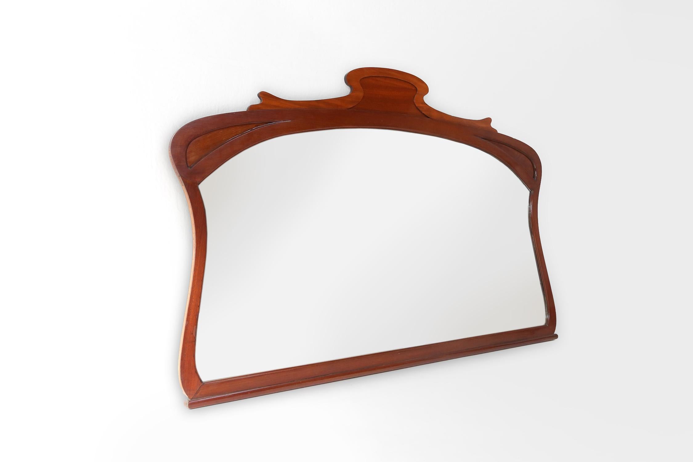 Français Grand miroir de cheminée Art nouveau sculpté à la main, France, vers 1910 en vente