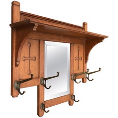 Grand porte-manteau en chêne massif et en laiton sculpté à la main dans le style Arts & Crafts:: avec miroir biseauté