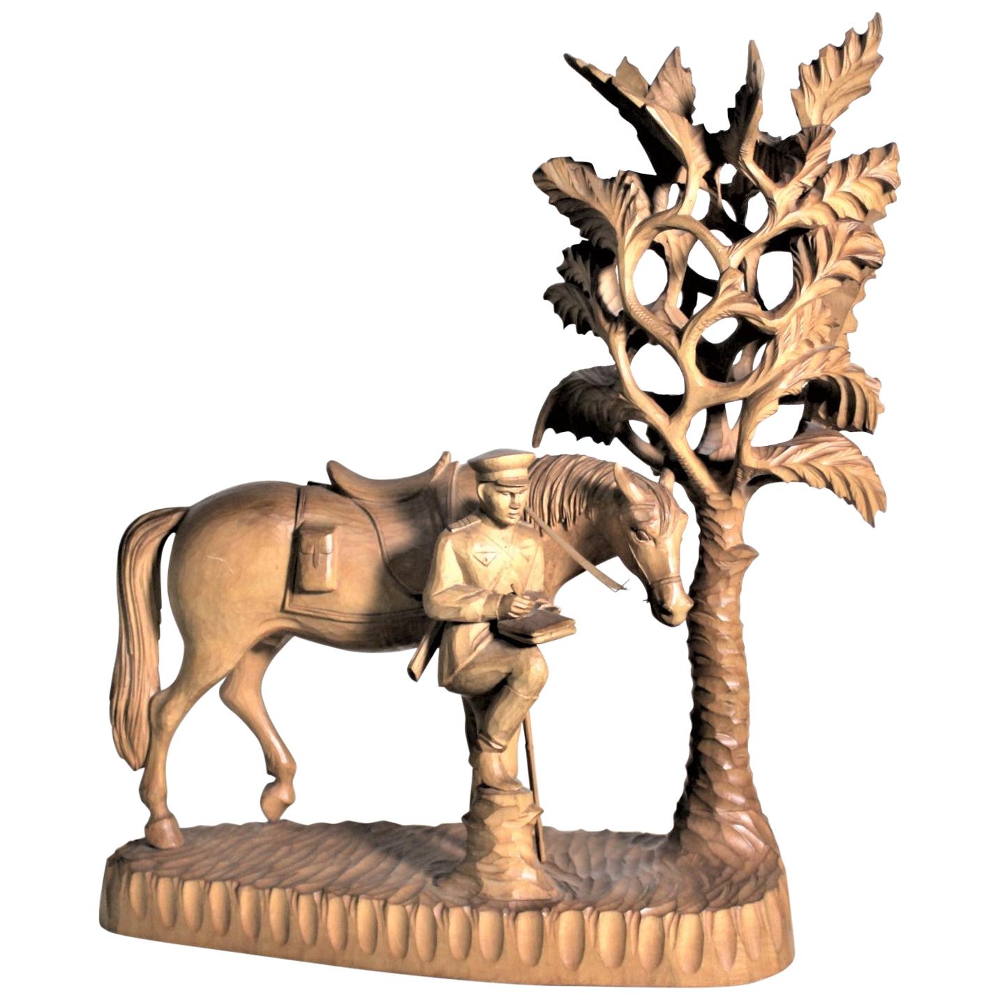 Grand soldat militaire et son cheval sous un arbre à l'ombre, sculptés à la main en Black Forest