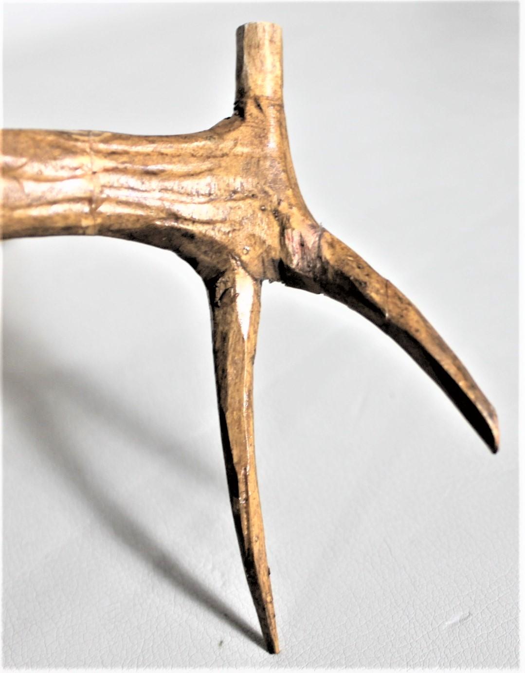 Grande sculpture de cerf cabré de la Forêt Noire sculptée à la main avec de grands bois de cerfs en vente 4