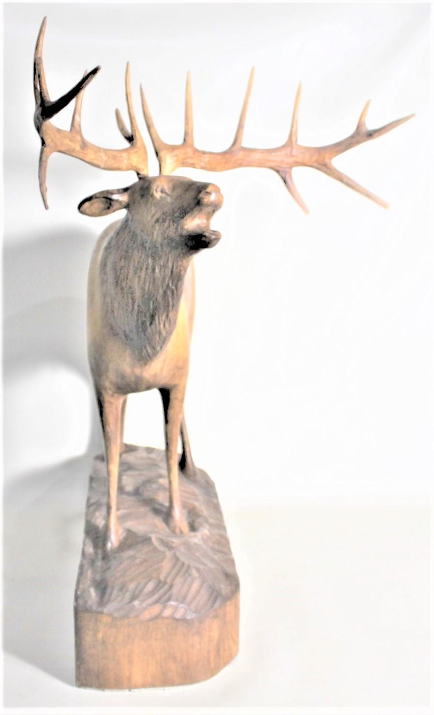 Sculpté à la main Grande sculpture de cerf cabré de la Forêt Noire sculptée à la main avec de grands bois de cerfs en vente