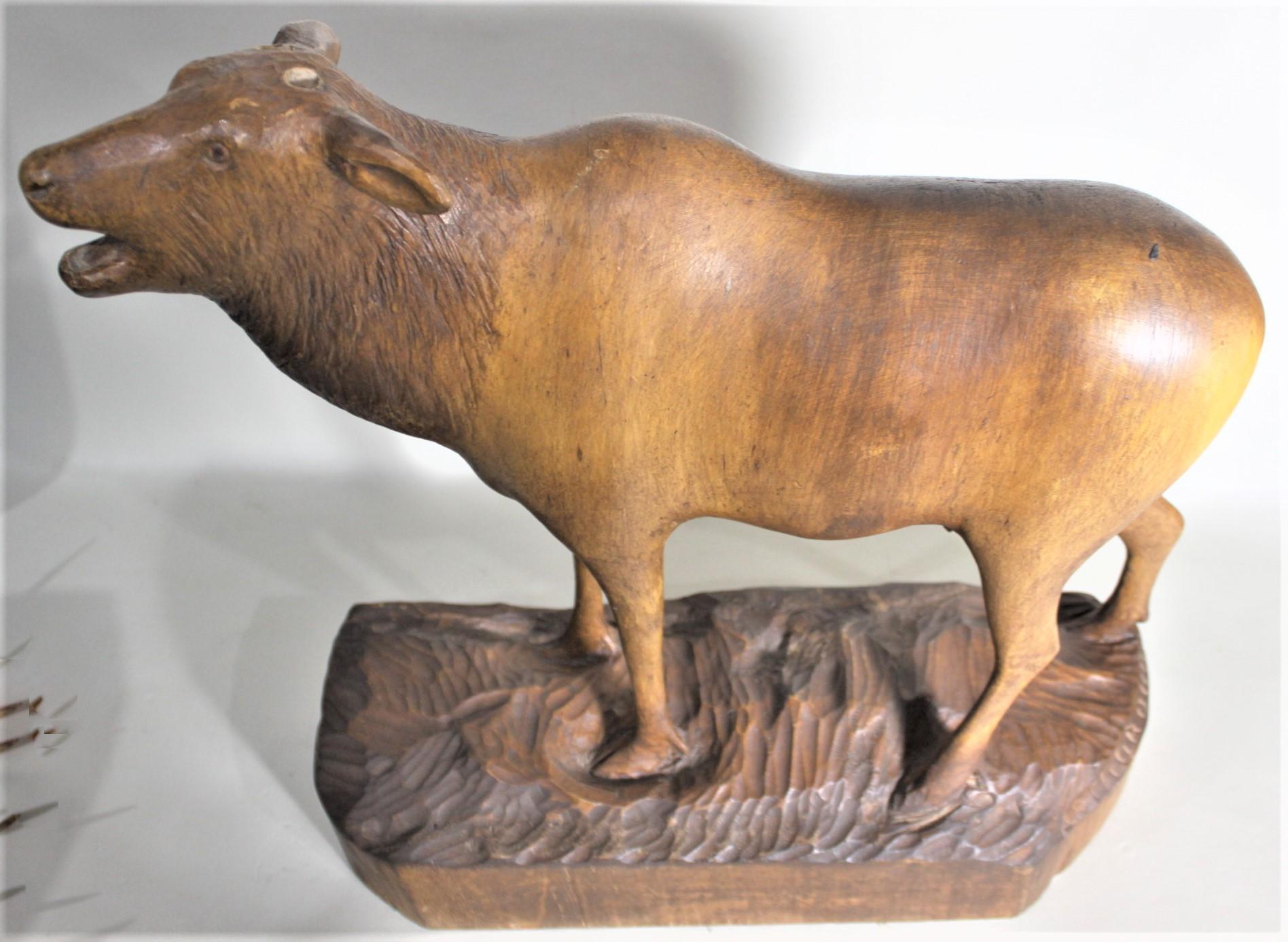 Große handgeschnitzte Skulptur eines schwarzen Waldschlangens mit riesigen Geweihfiguren im Angebot 1