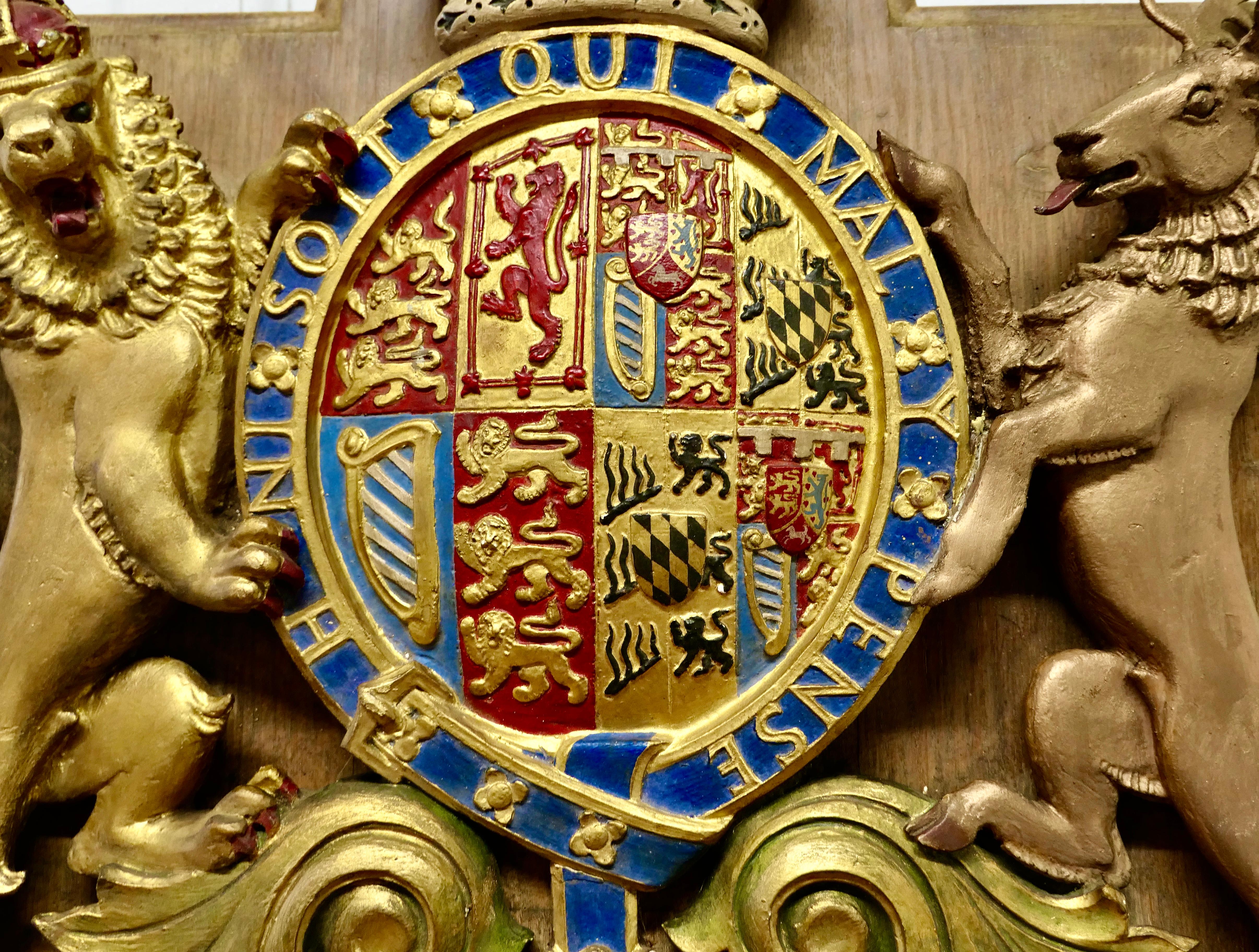 Large Hand Carved British Royal Coat of Arms Brewers Wall Plaque In Good Condition For Sale In Chillerton, Isle of Wight