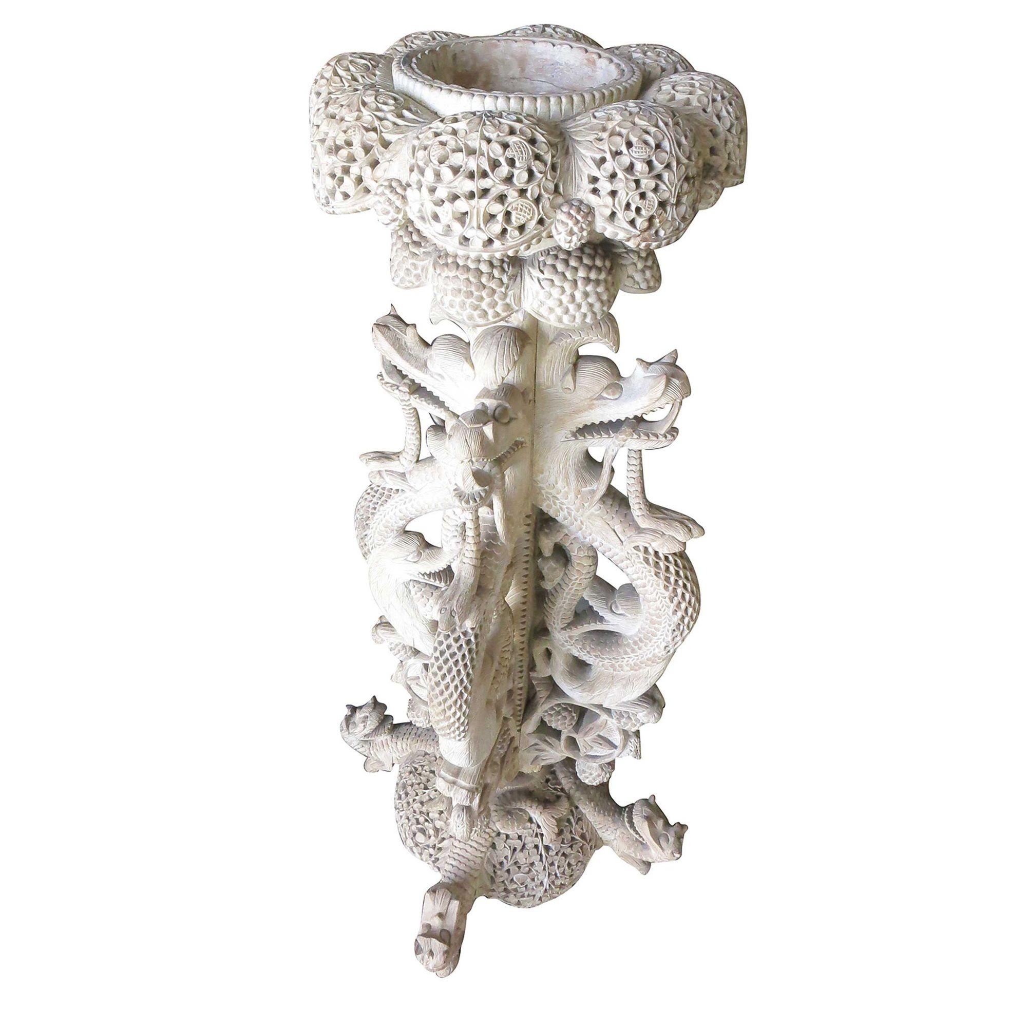 Grand porte-plante à piédestal en bois birman sculpté à la main, avec 4 dragons sculptés à la main le long de la base et des détails complexes le long de la base et du porte-plante supérieur.

-Dimensions
Hx46