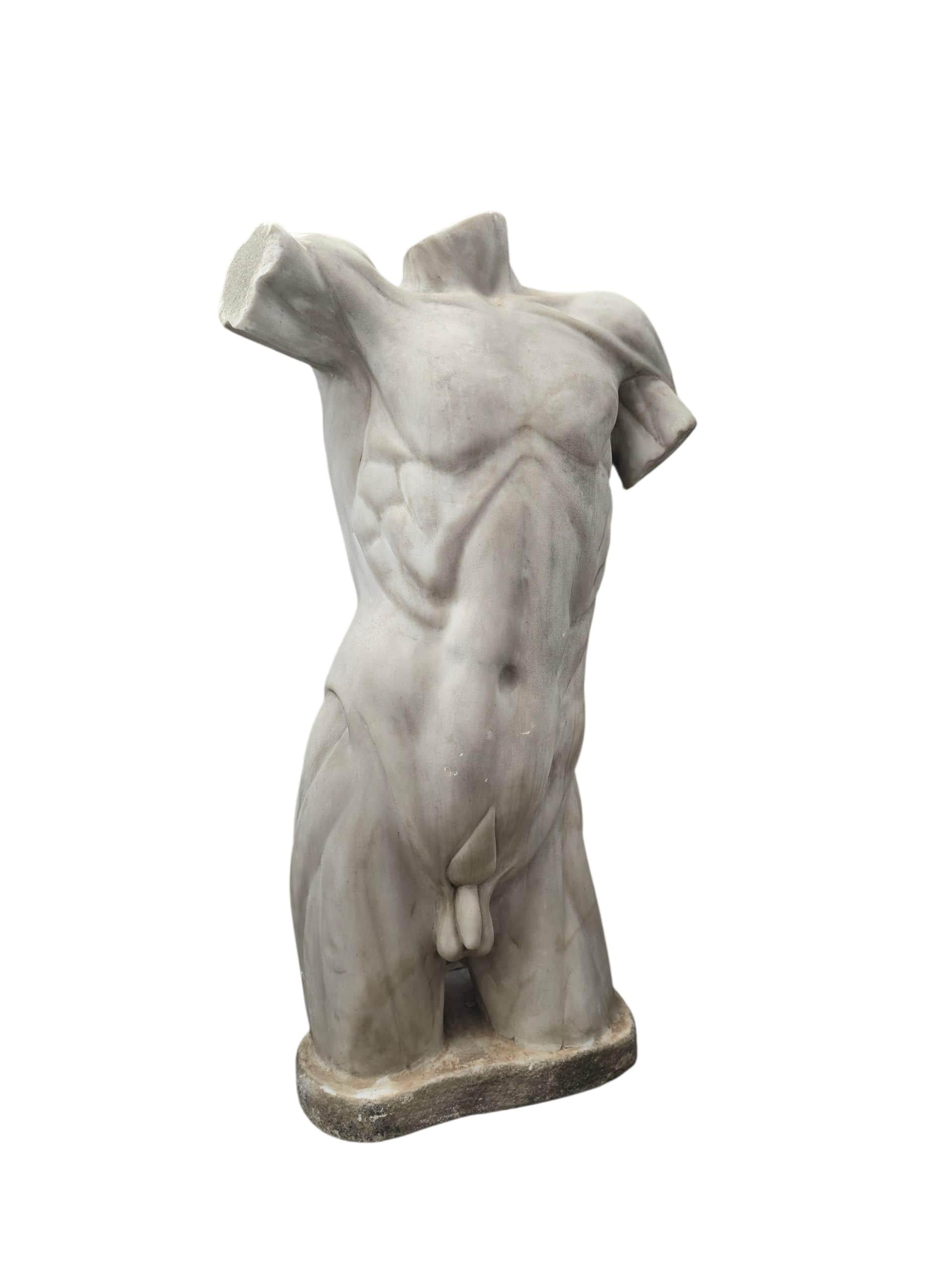Auffällige und seltene anatomische Büste aus feinem weißen Carrara-Marmor, handgefertigt in Italien. Dieses großformatige Werk stellt eine detaillierte Studie der menschlichen Anatomie dar und zeigt Muskulatur und Struktur mit wissenschaftlicher