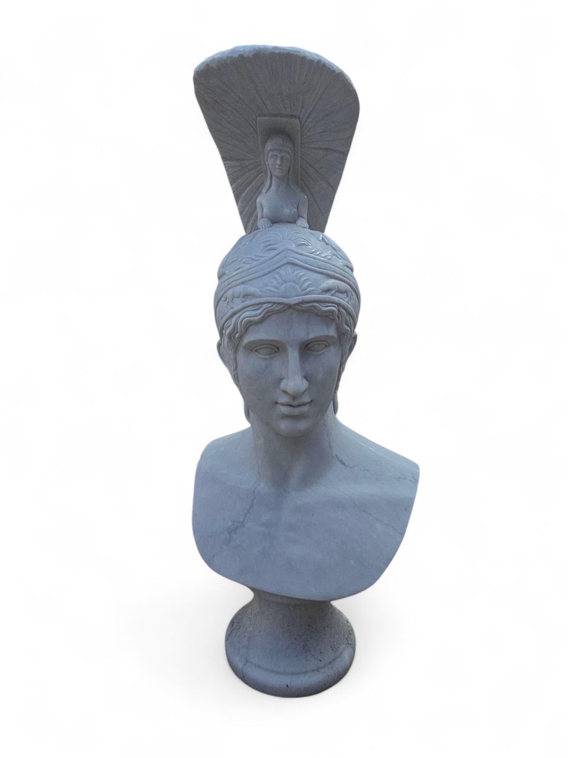 Impresionante busto de estilo griego, tallado a mano en fino mármol blanco de Carrara, que representa una figura de la mitología griega. Esculpido en Italia durante el siglo XX, el busto presenta proporciones clásicas, rasgos faciales finamente