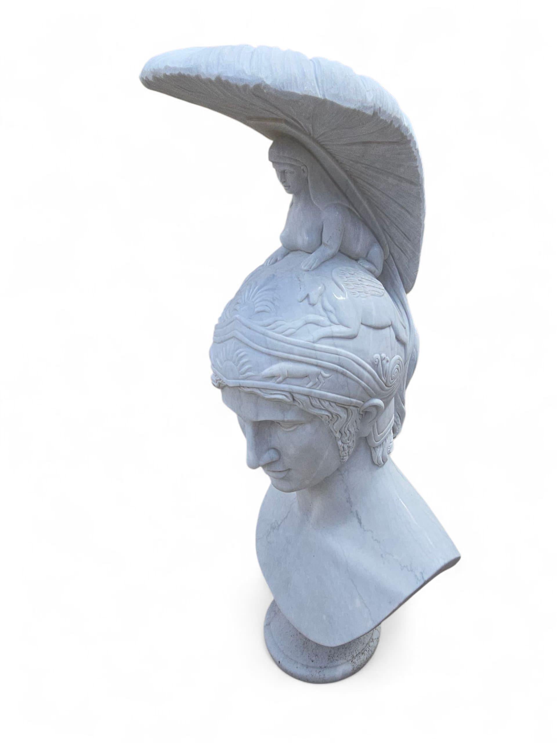 Gran busto de mármol de Carrara tallado a mano de una figura mitológica griega, Siglo XX en Bueno estado para la venta en Madrid, ES