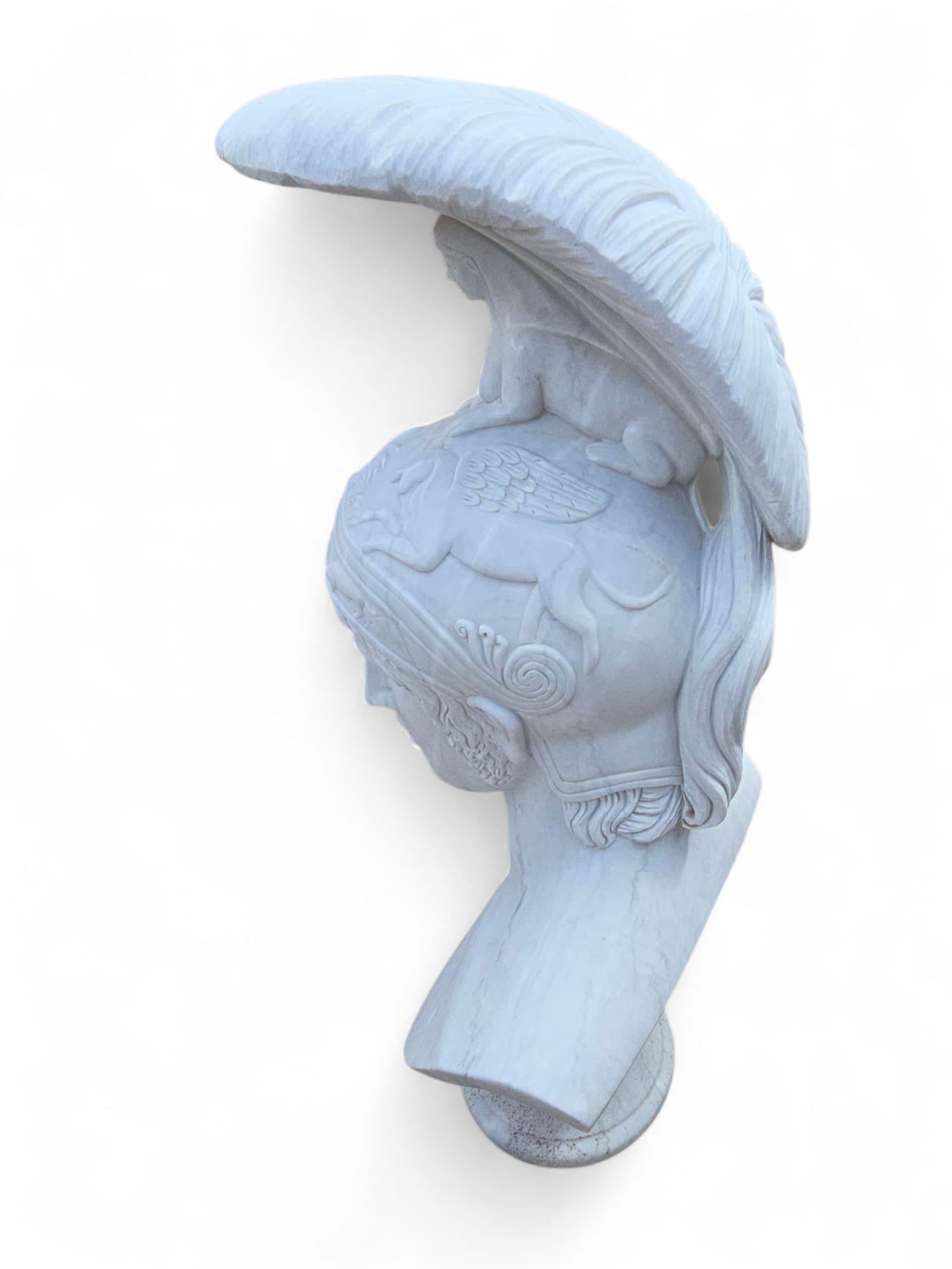 Gran busto de mármol de Carrara tallado a mano de una figura mitológica griega, Siglo XX finales del siglo XX en venta