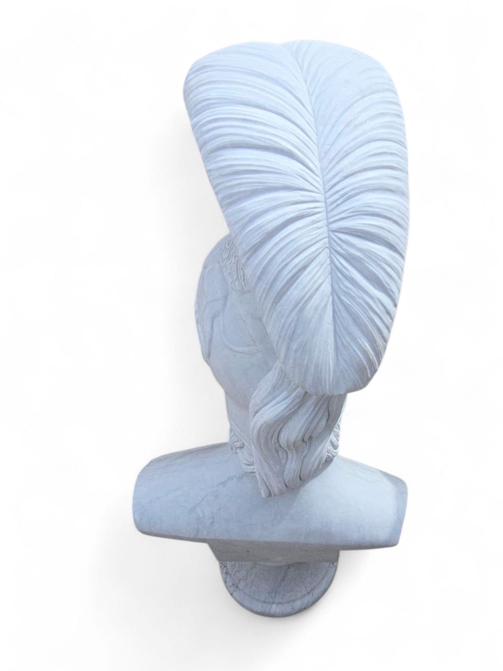Gran busto de mármol de Carrara tallado a mano de una figura mitológica griega, Siglo XX Mármol en venta