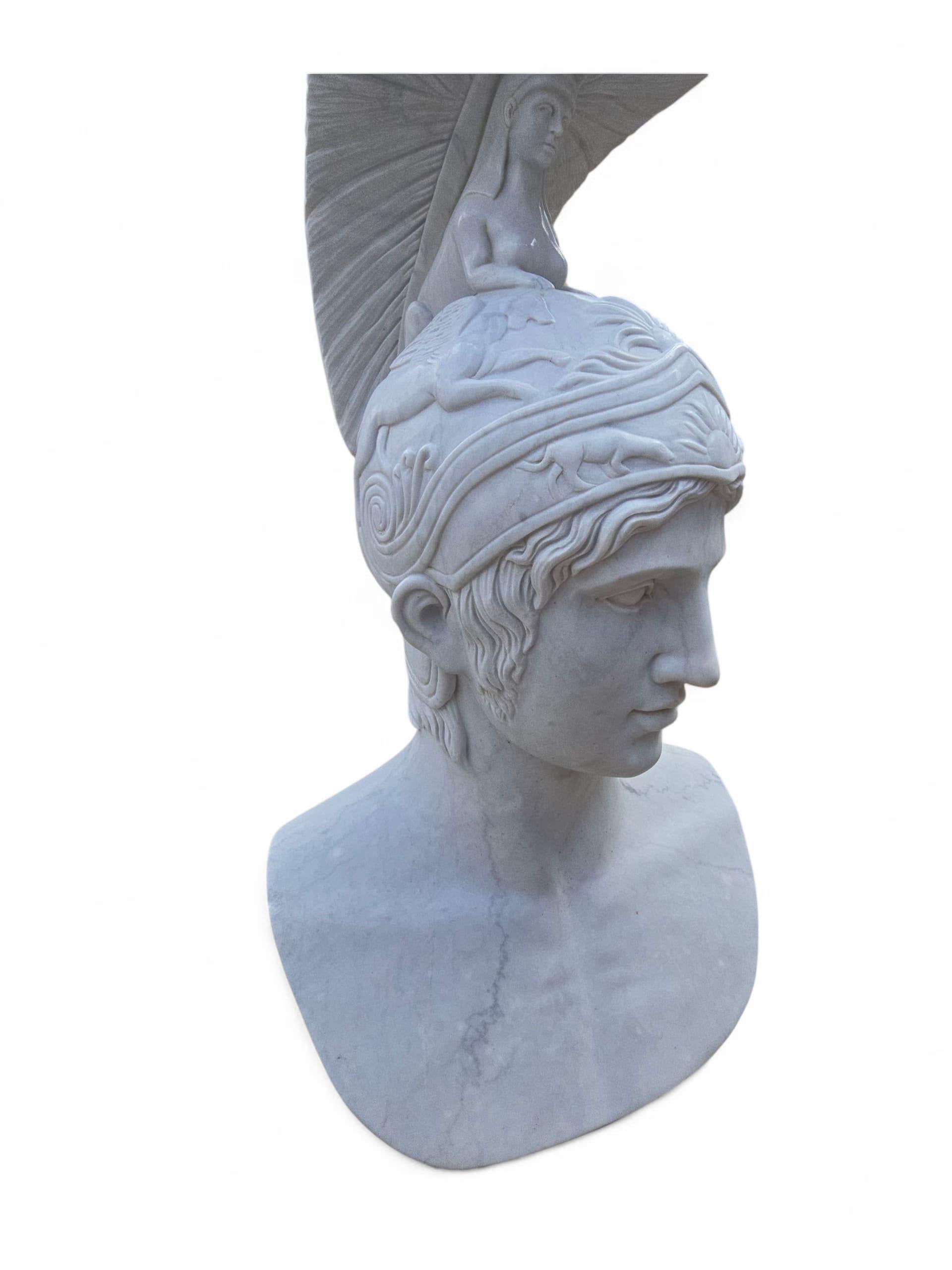 Gran busto de mármol de Carrara tallado a mano de una figura mitológica griega, Siglo XX en venta 2