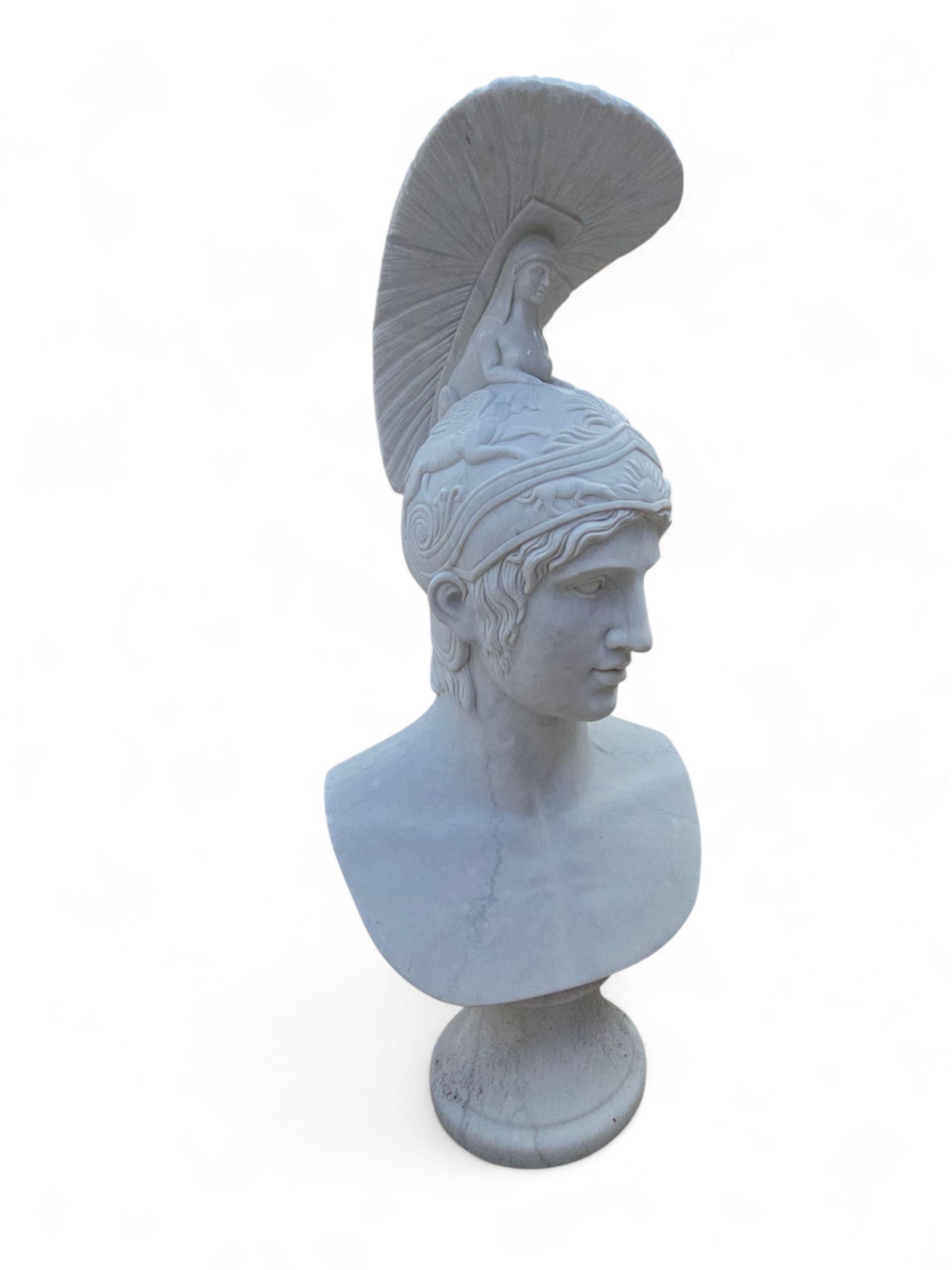 Gran busto de mármol de Carrara tallado a mano de una figura mitológica griega, Siglo XX en venta 3