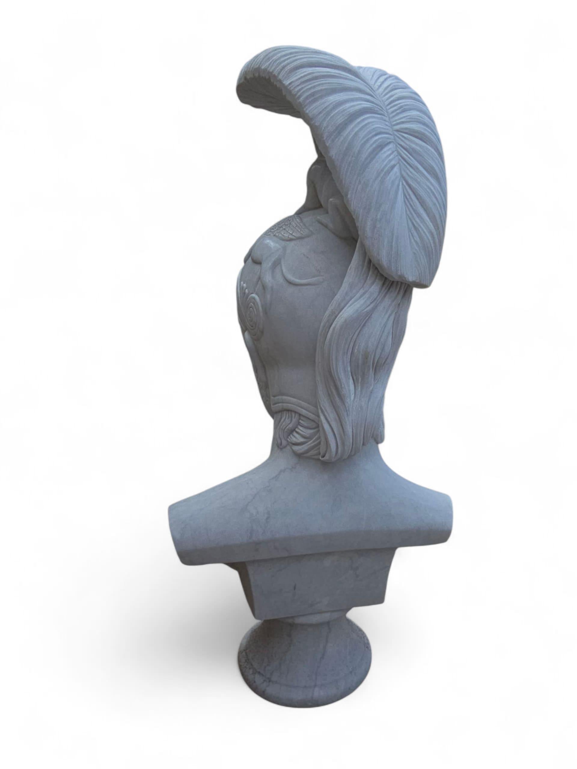 Gran busto de mármol de Carrara tallado a mano de una figura mitológica griega, Siglo XX en venta 4