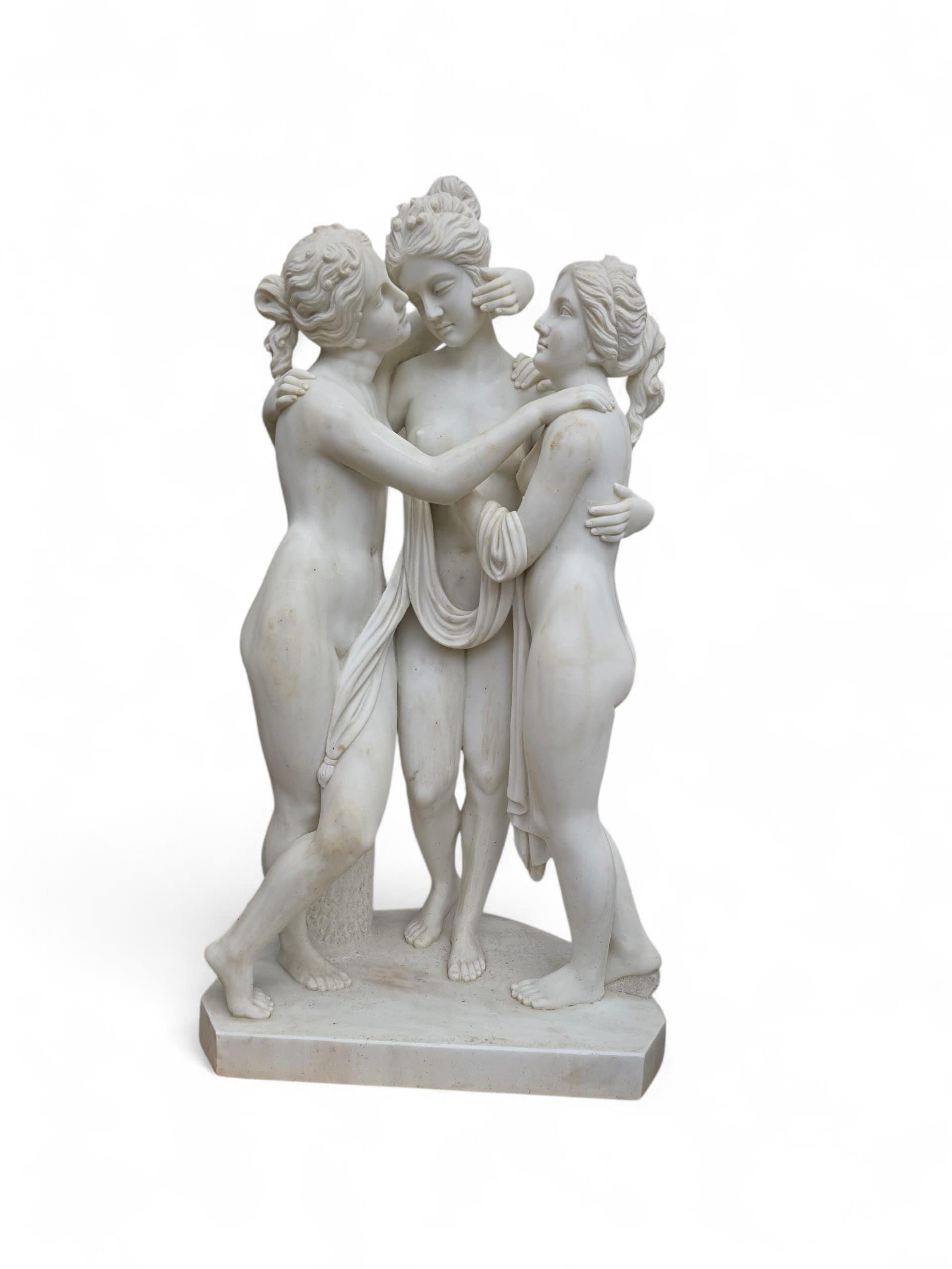 Grande scultura in marmo di Carrara intagliata a mano raffigurante le Tre Grazie, Italia, 20° sec. In condizioni buone in vendita a Madrid, ES