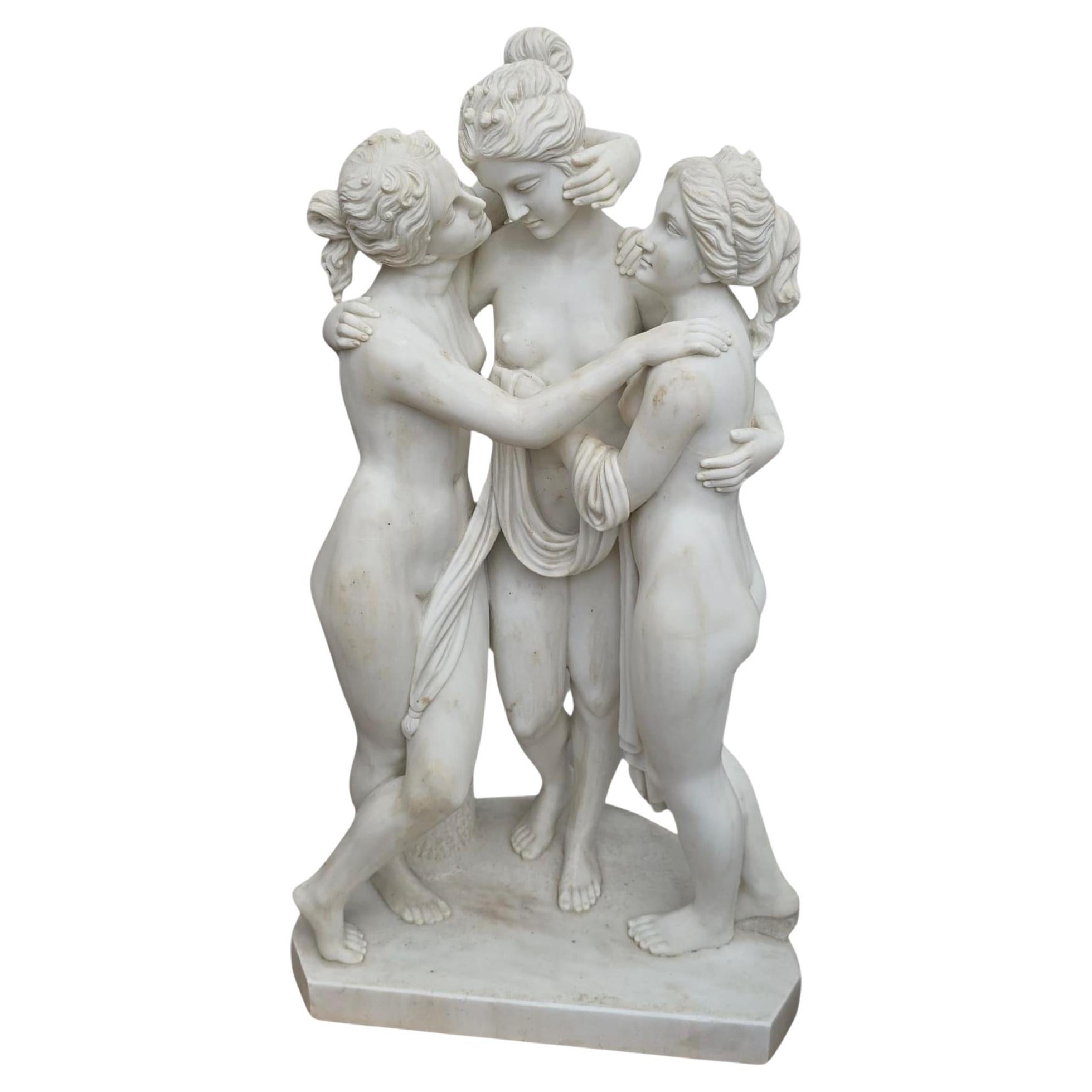 Grande scultura in marmo di Carrara intagliata a mano raffigurante le Tre Grazie, Italia, 20° sec. in vendita