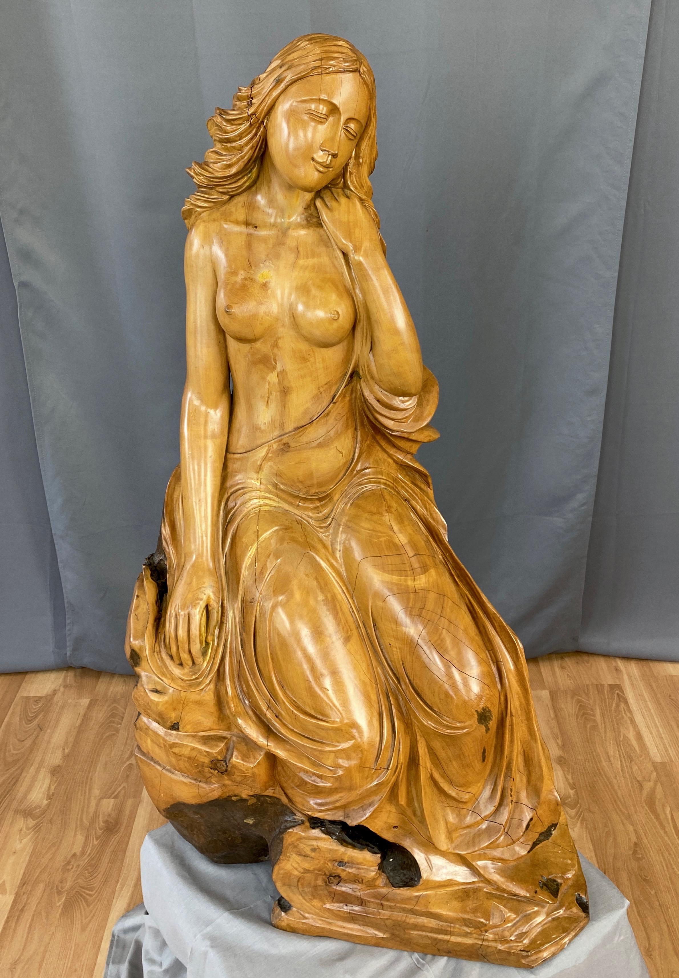 Große handgeschnitzte Zypressen-Kniefigurenskulptur nach Botticellis Venus, 1970er Jahre im Angebot 3