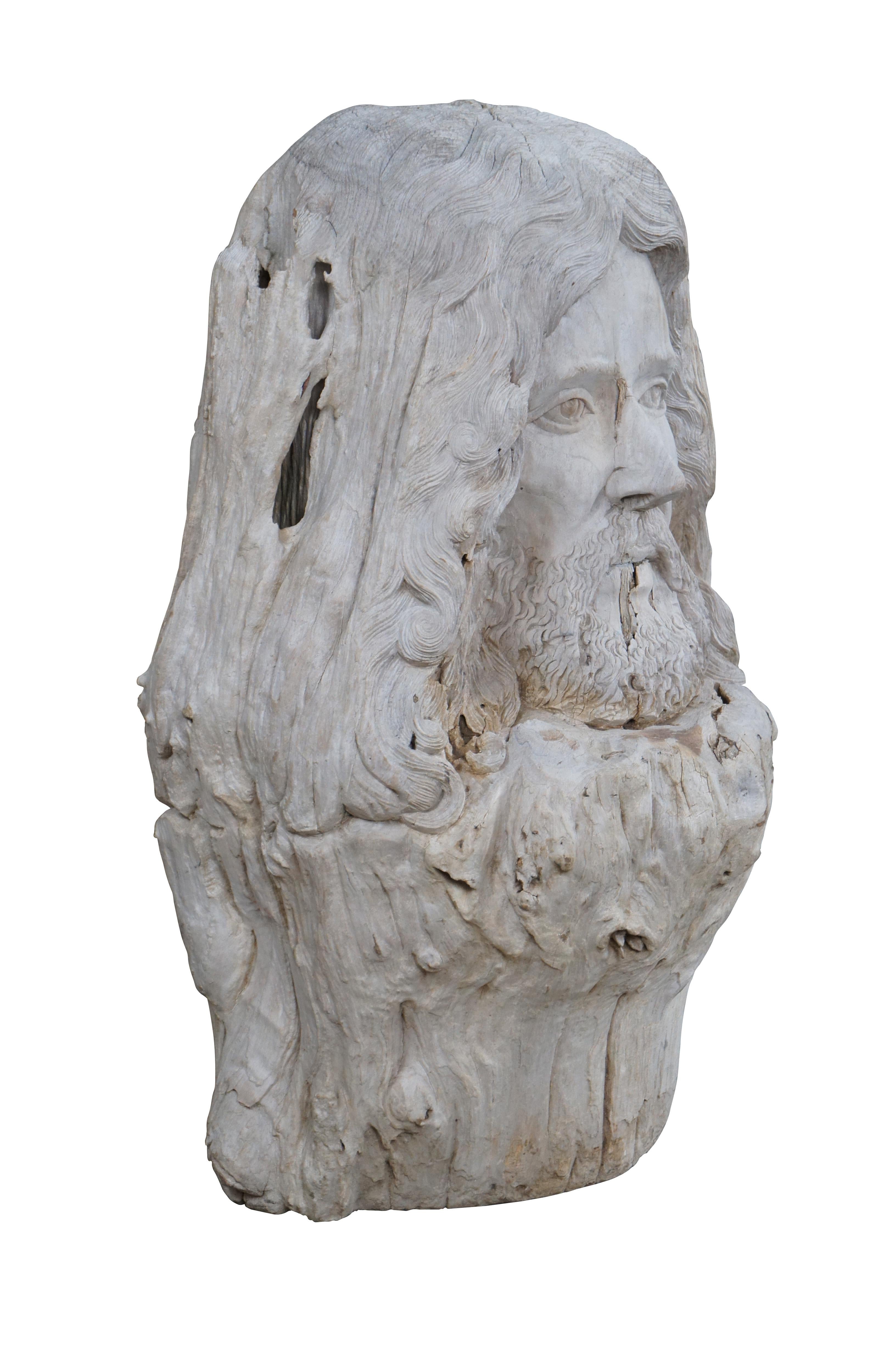 Une grande sculpture de Zues en bois flotté. Sculptée à la main avec des détails naturels à partir d'un morceau de bois flotté très lourd.

Dans la mythologie grecque antique, Zeus est le dieu du ciel, du tonnerre et de la foudre. Il est également