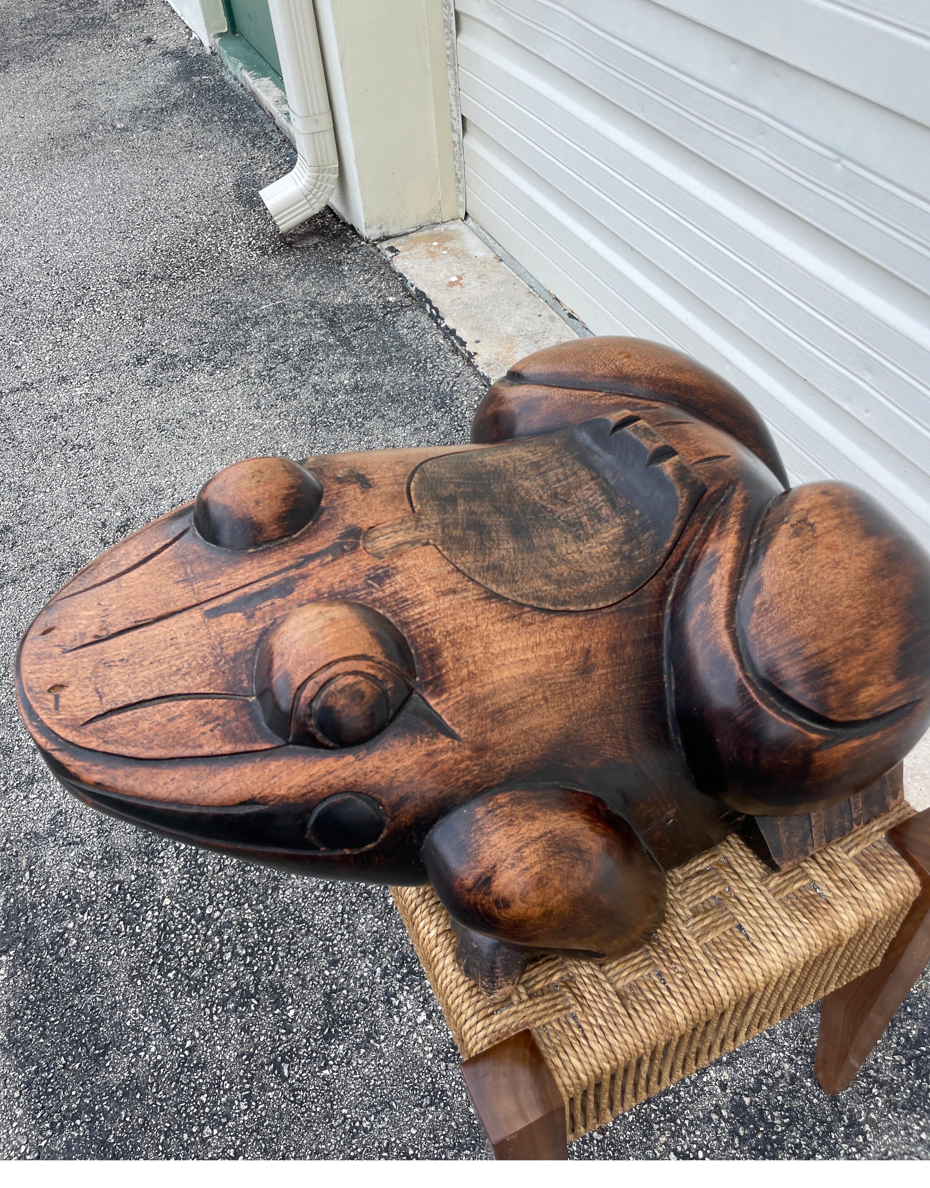 Scatola di rane in legno intagliato a mano di grandi dimensioni. Un pezzo davvero unico. Realizzato in legno di teak e intagliato nel tradizionale stile thailandese. Meravigliosamente ben scolpito e rifinito. Circa 1980, prima che il taglio del teak