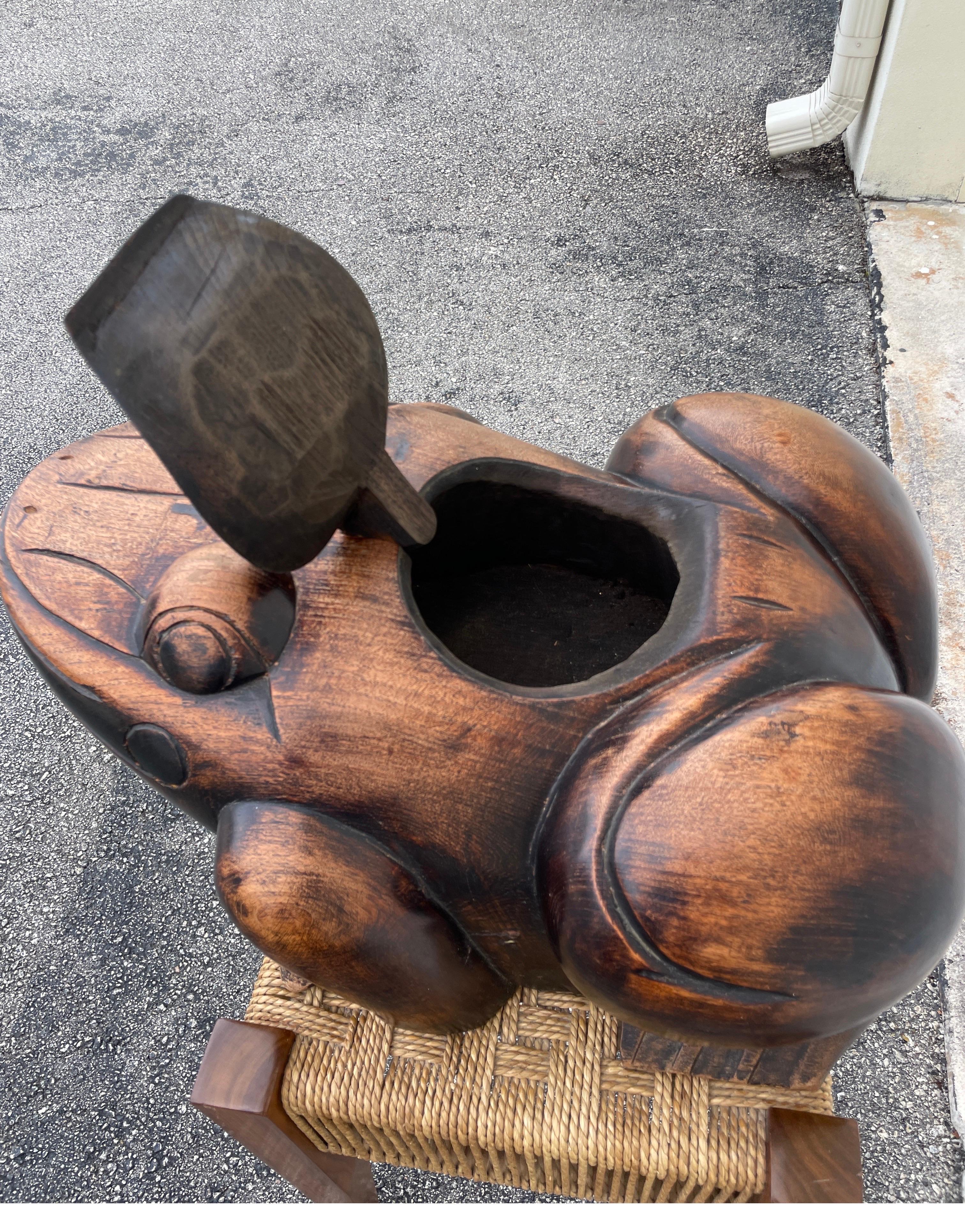 Thailandese Grande scultura in scatola di rane intagliate a mano in vendita