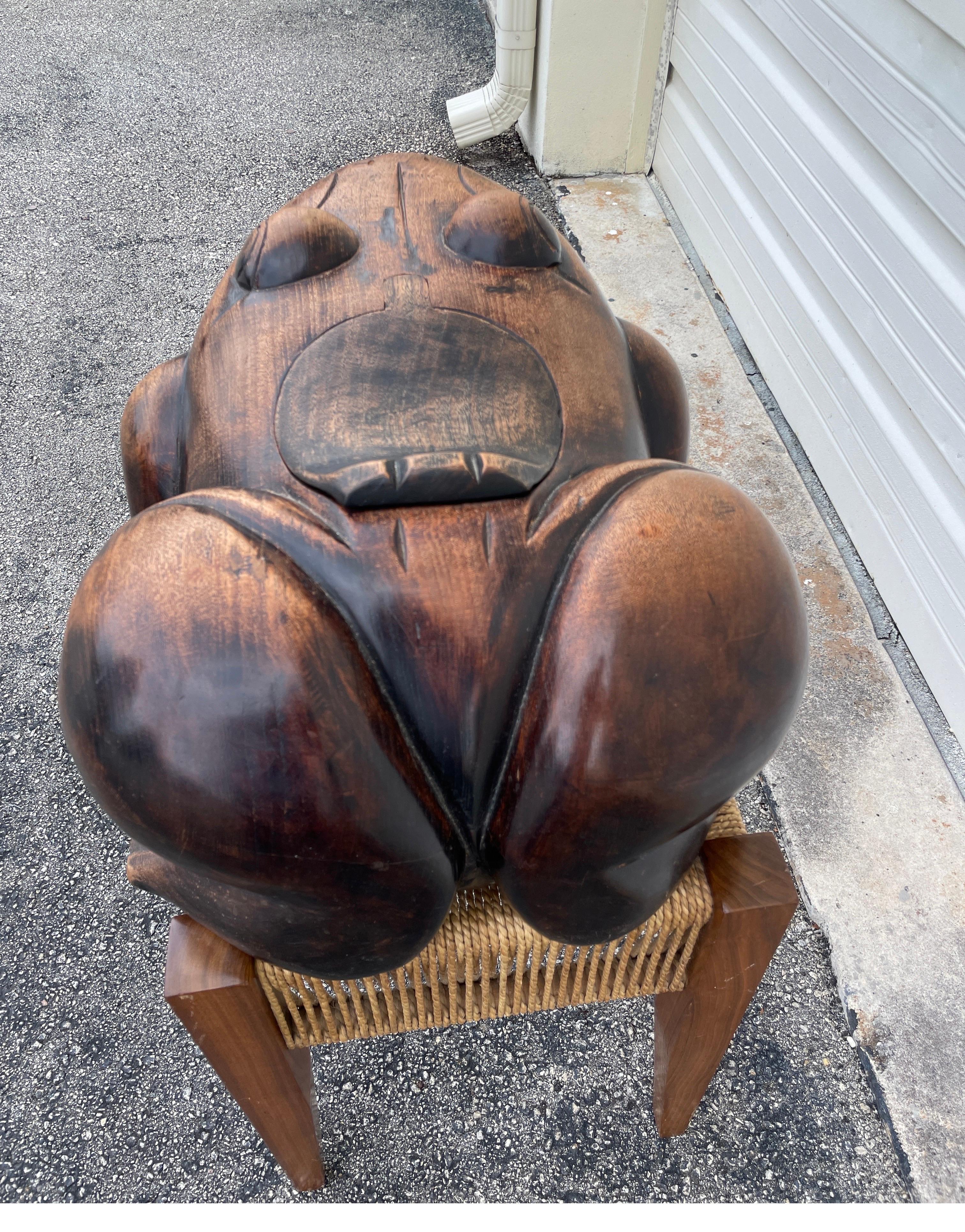 Grande scultura in scatola di rane intagliate a mano In condizioni buone in vendita a West Palm Beach, FL