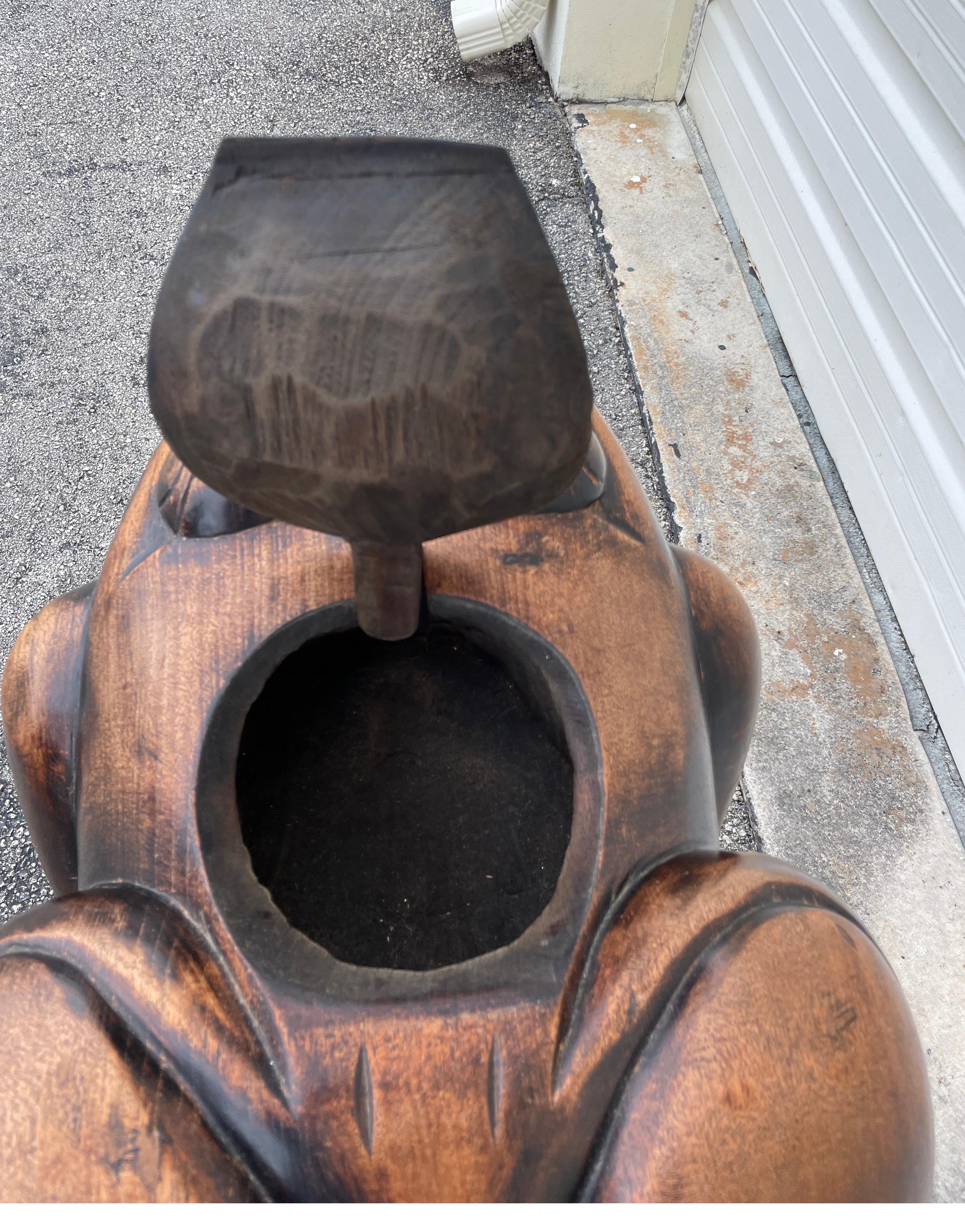 Legno Grande scultura in scatola di rane intagliate a mano in vendita
