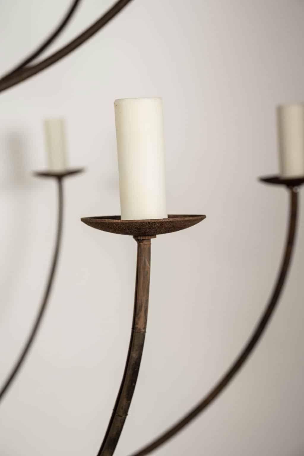 Massiccio lampadario italiano a dodici bracci in legno dorato intagliato a mano in vendita 4