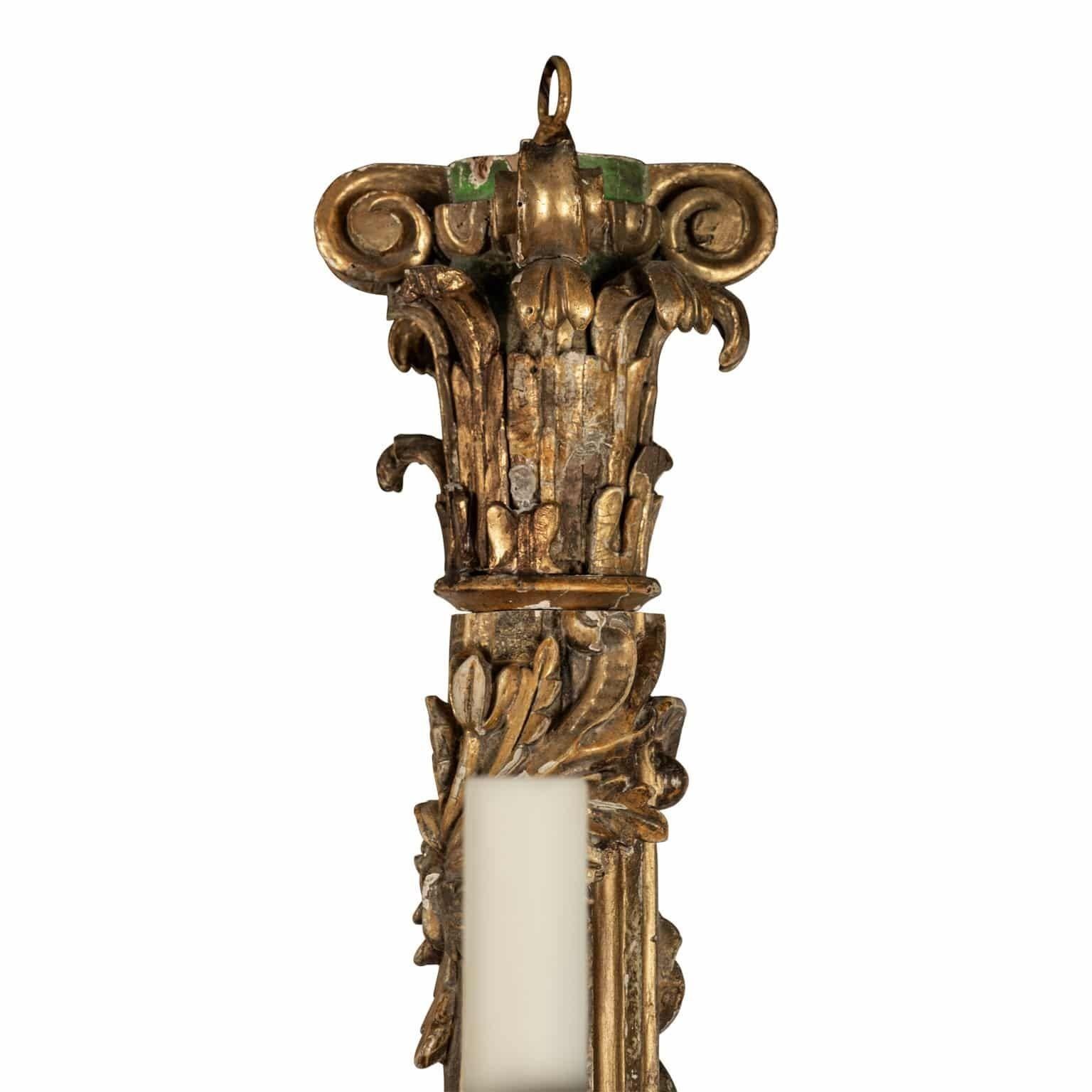 Stile provenzale Massiccio lampadario italiano a dodici bracci in legno dorato intagliato a mano in vendita