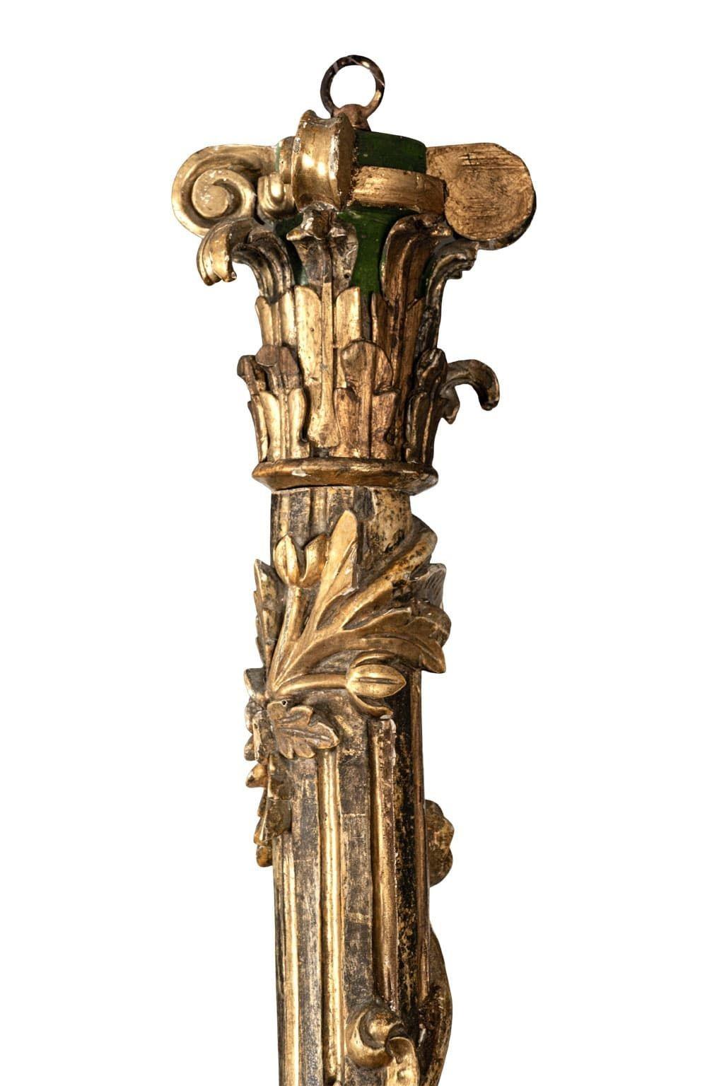 Stile provenzale Massiccio lampadario italiano a dodici bracci in legno dorato intagliato a mano in vendita