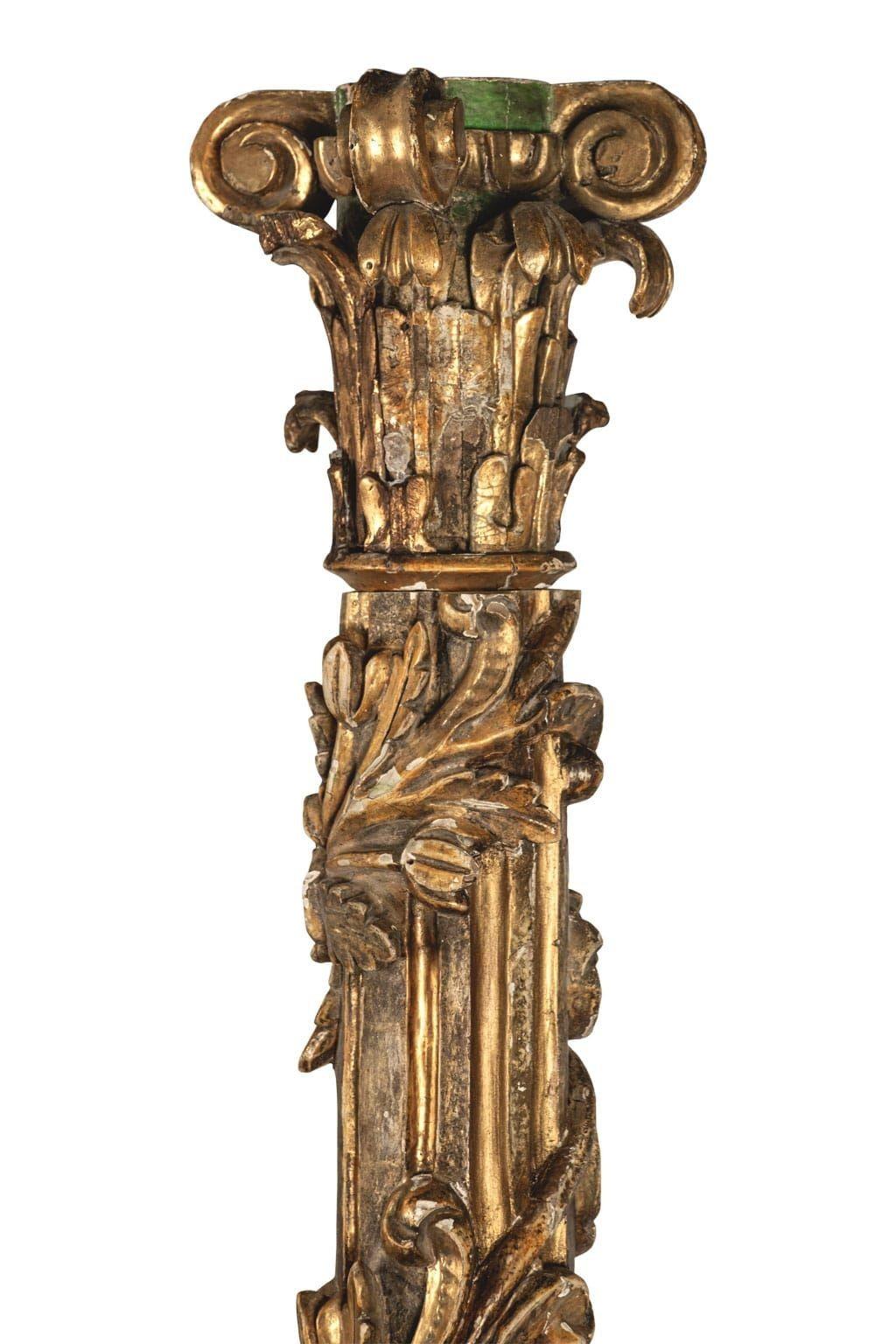 Americano Massiccio lampadario italiano a dodici bracci in legno dorato intagliato a mano in vendita