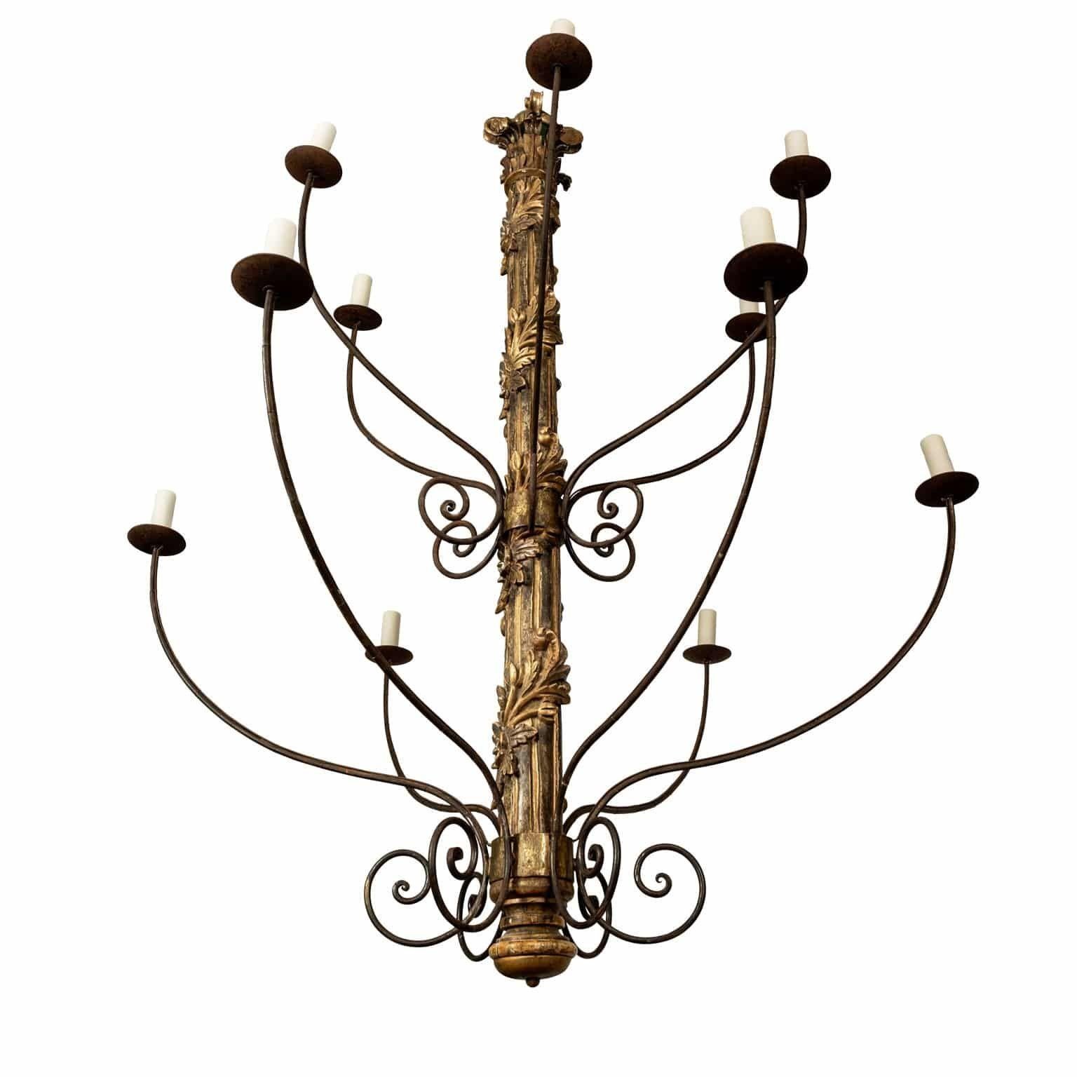 Americano Massiccio lampadario italiano a dodici bracci in legno dorato intagliato a mano in vendita