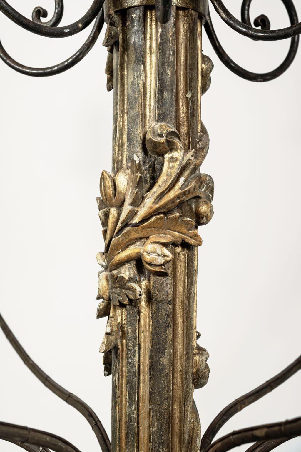 Dorato Massiccio lampadario italiano a dodici bracci in legno dorato intagliato a mano in vendita
