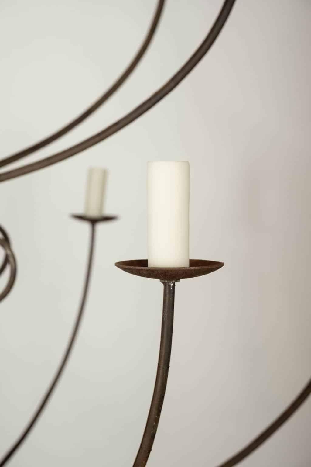 Forgiato Massiccio lampadario italiano a dodici bracci in legno dorato intagliato a mano in vendita