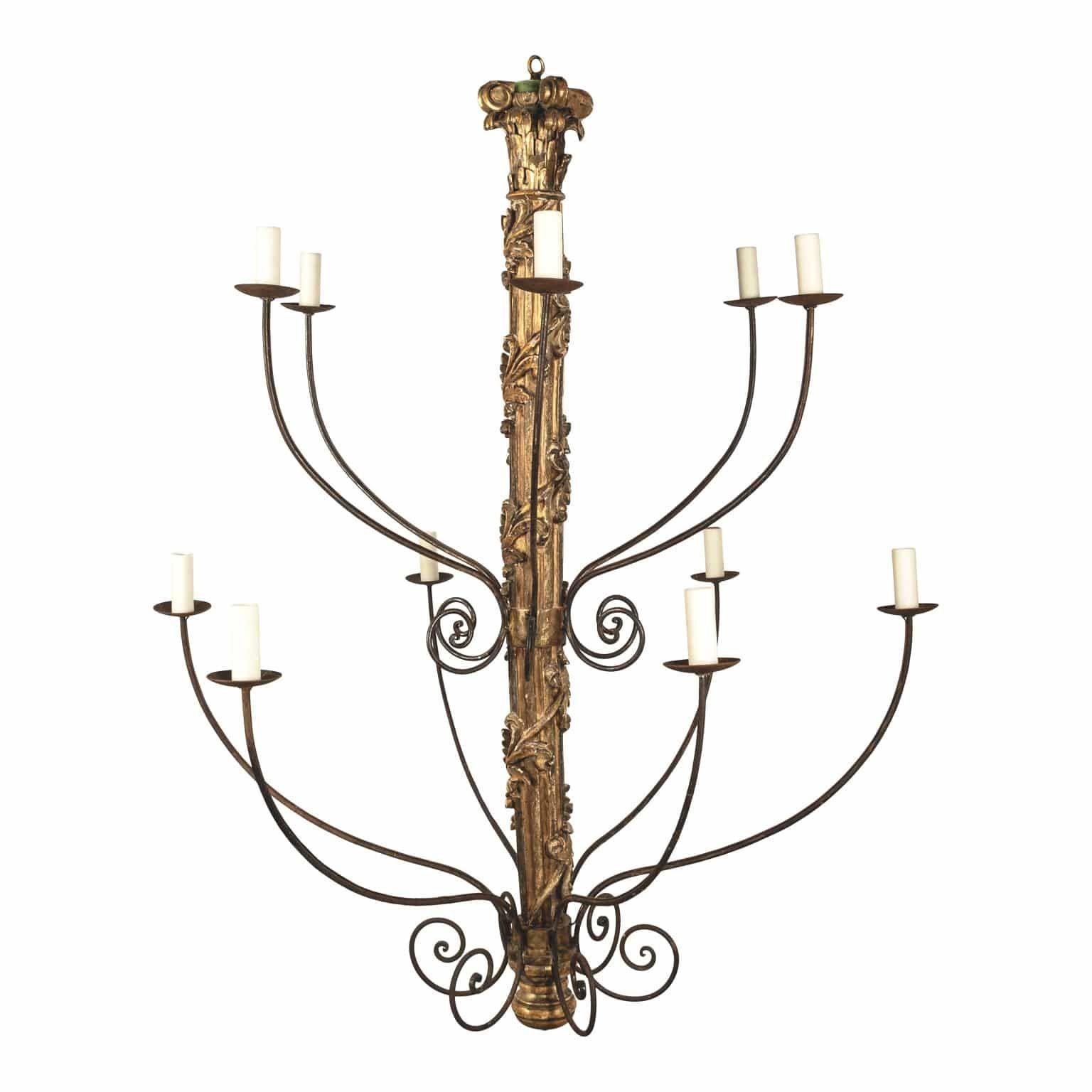 Massiccio lampadario italiano a dodici bracci in legno dorato intagliato a mano In condizioni buone in vendita a Houston, TX