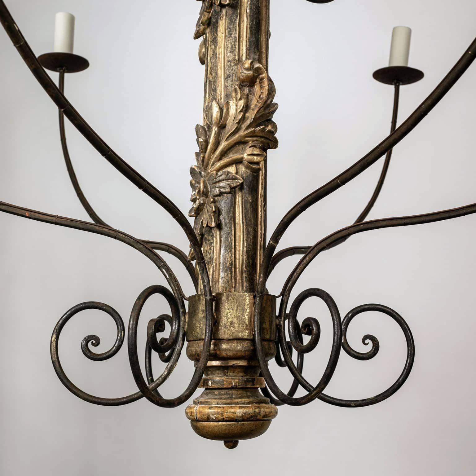 Massiccio lampadario italiano a dodici bracci in legno dorato intagliato a mano In condizioni buone in vendita a Houston, TX