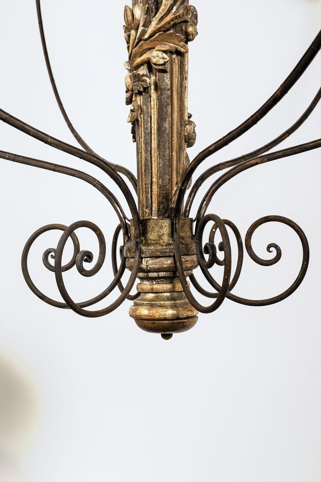 XXI secolo e contemporaneo Massiccio lampadario italiano a dodici bracci in legno dorato intagliato a mano in vendita