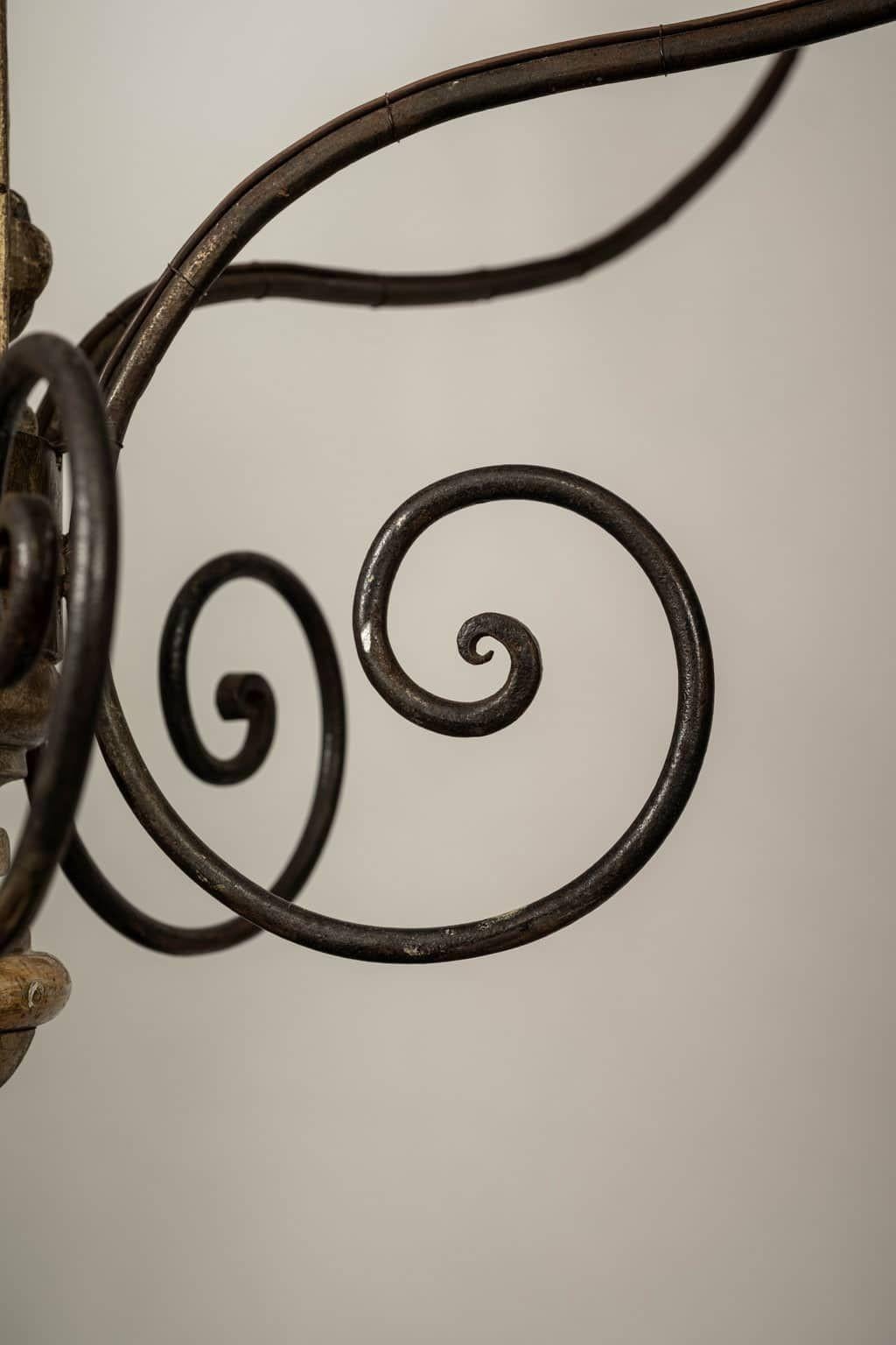 XXI secolo e contemporaneo Massiccio lampadario italiano a dodici bracci in legno dorato intagliato a mano in vendita