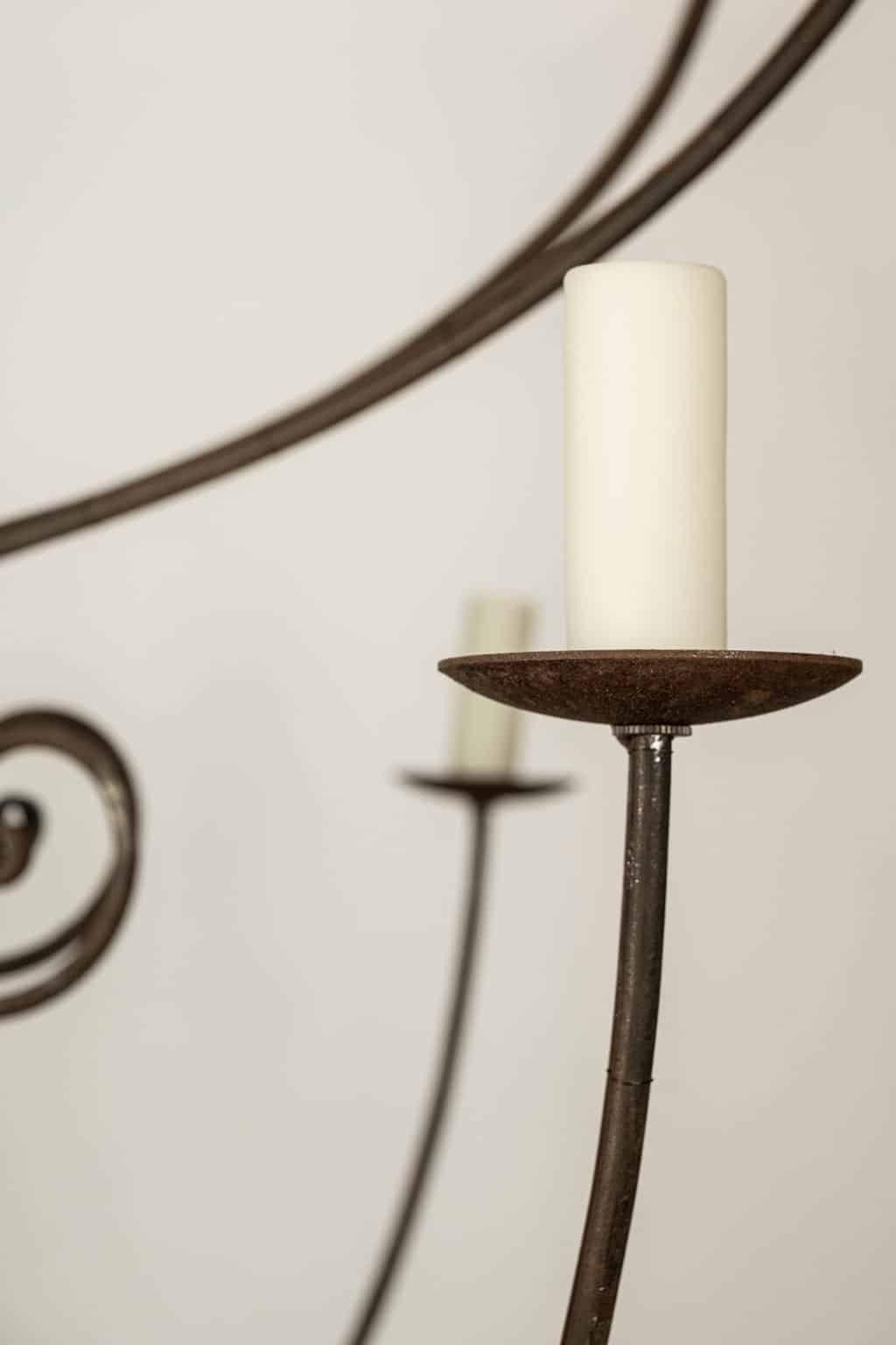 Ferro Massiccio lampadario italiano a dodici bracci in legno dorato intagliato a mano in vendita
