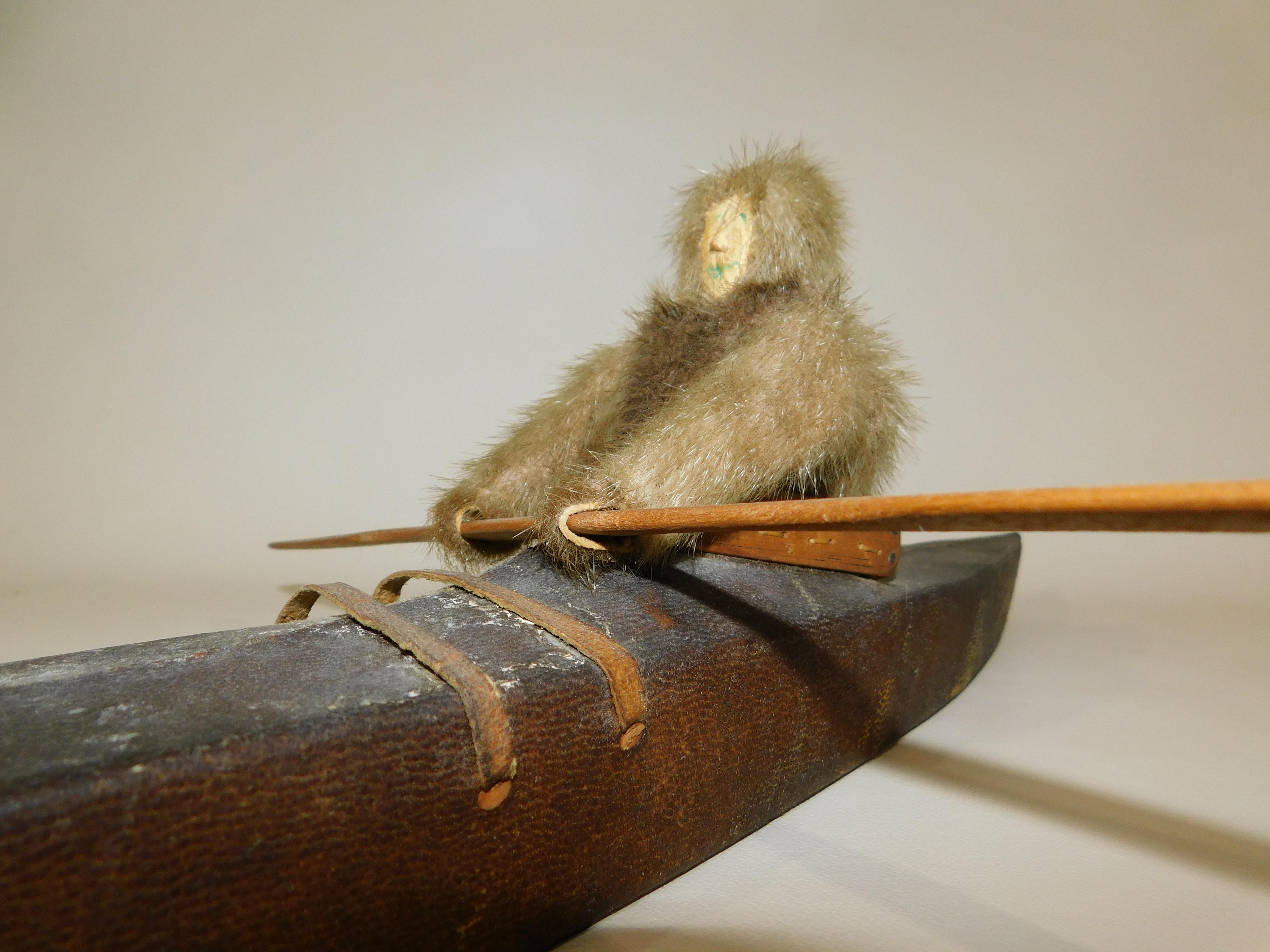 Large Hand Carved Inuit Hunter Native American Kayak In Good Condition In Hamilton, Ontario