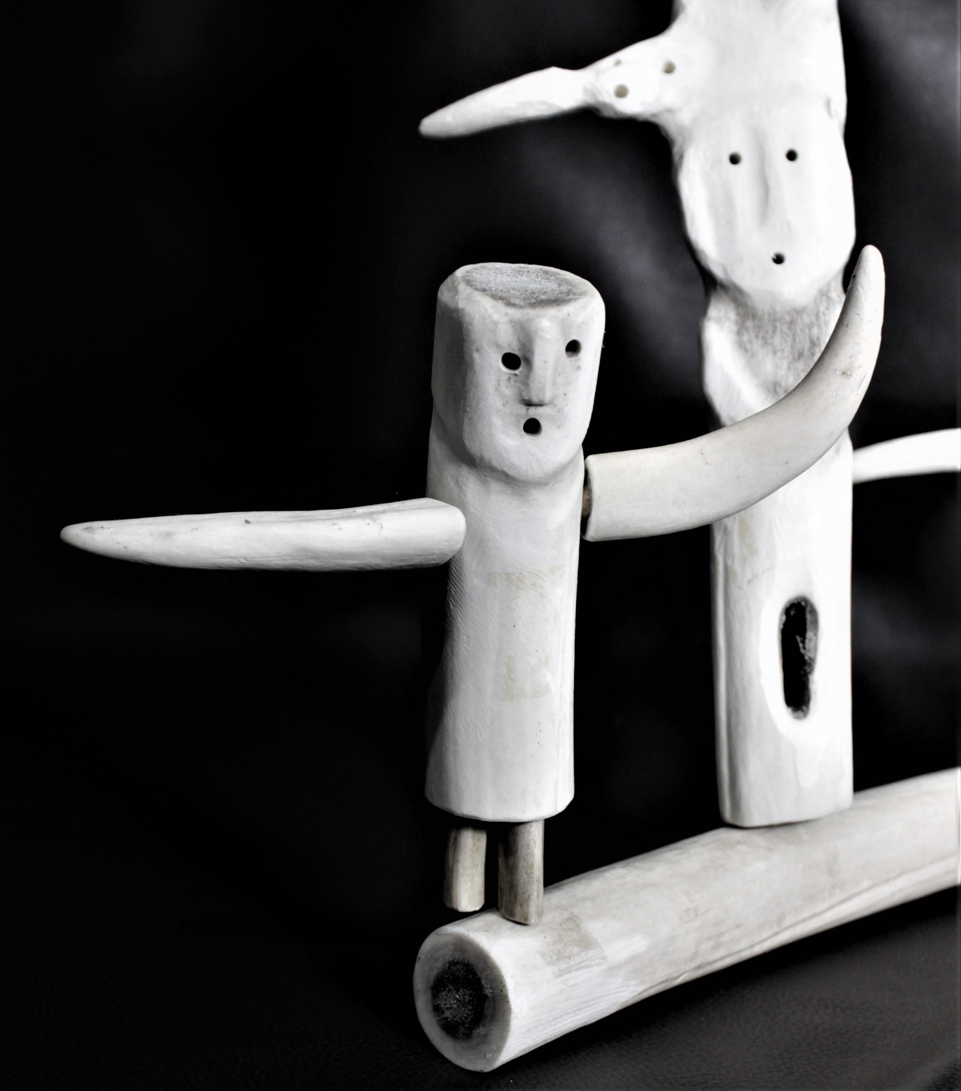 Grande sculpture figurative stylisée inuite sculptée à la main en vente 2