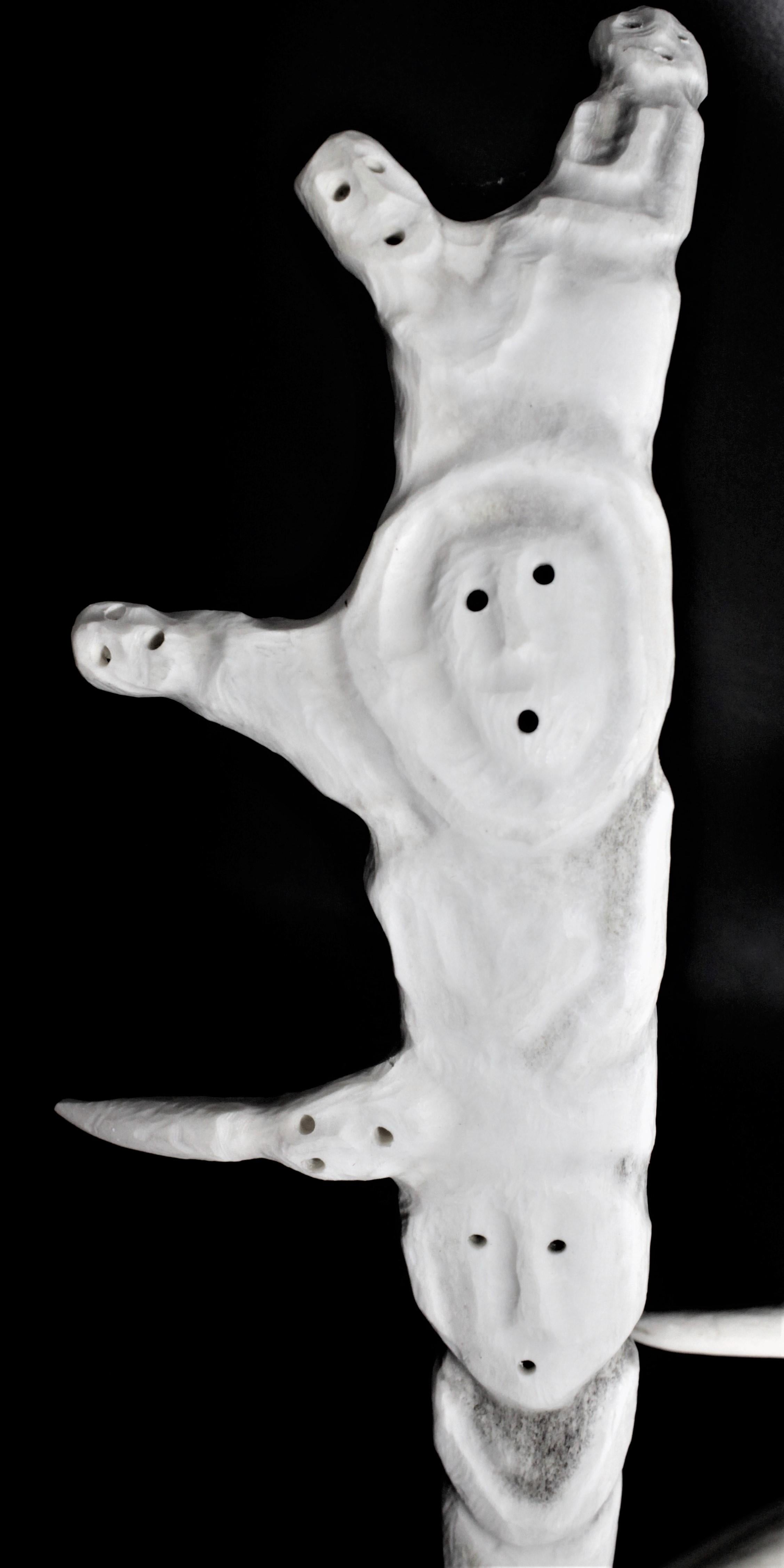 Grande sculpture figurative stylisée inuite sculptée à la main en vente 3